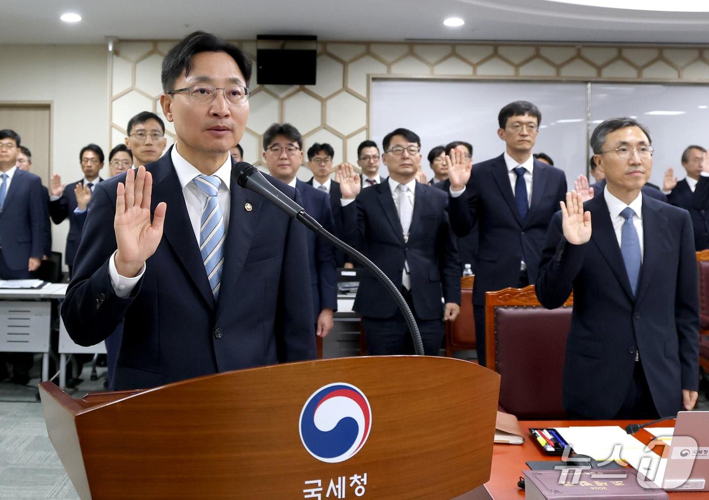 본문 이미지 - 임광현 국세청장이 13일 세종시 정부세종청사 국세청에서 열린 국회 재정경제기획위원회 국정감사에 앞서 증인 선서를 하고 있다. 2026.10.13 ⓒ 뉴스1 김기남 기자