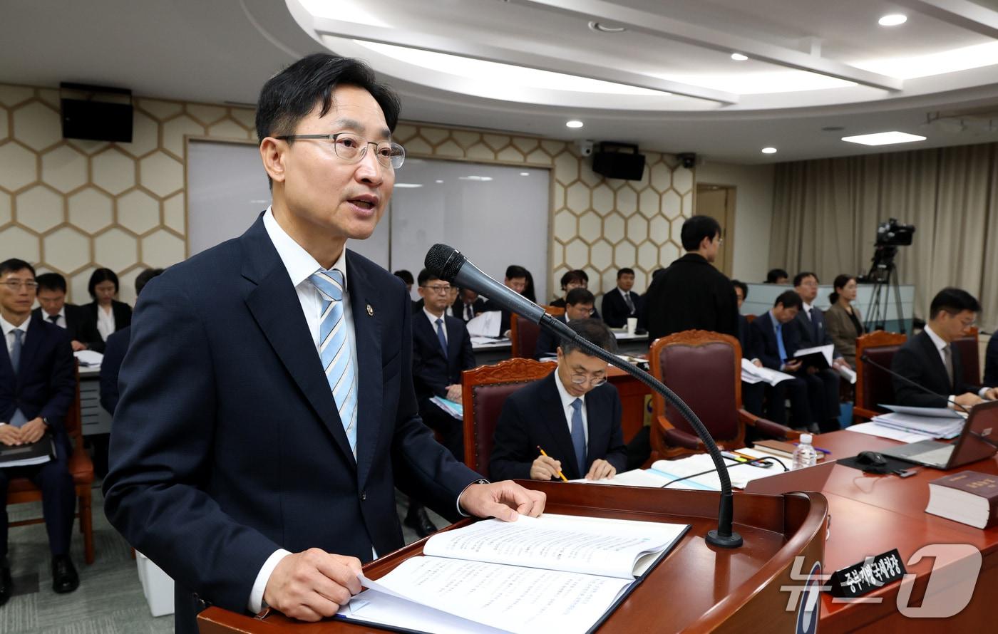 본문 이미지 - 임광현 국세청장이 13일 세종시 정부세종청사 국세청에서 열린 국회 재정경제기획위원회 국정감사에서 업무보고를 하고 있다. 2026.10.13 ⓒ 뉴스1 김기남 기자