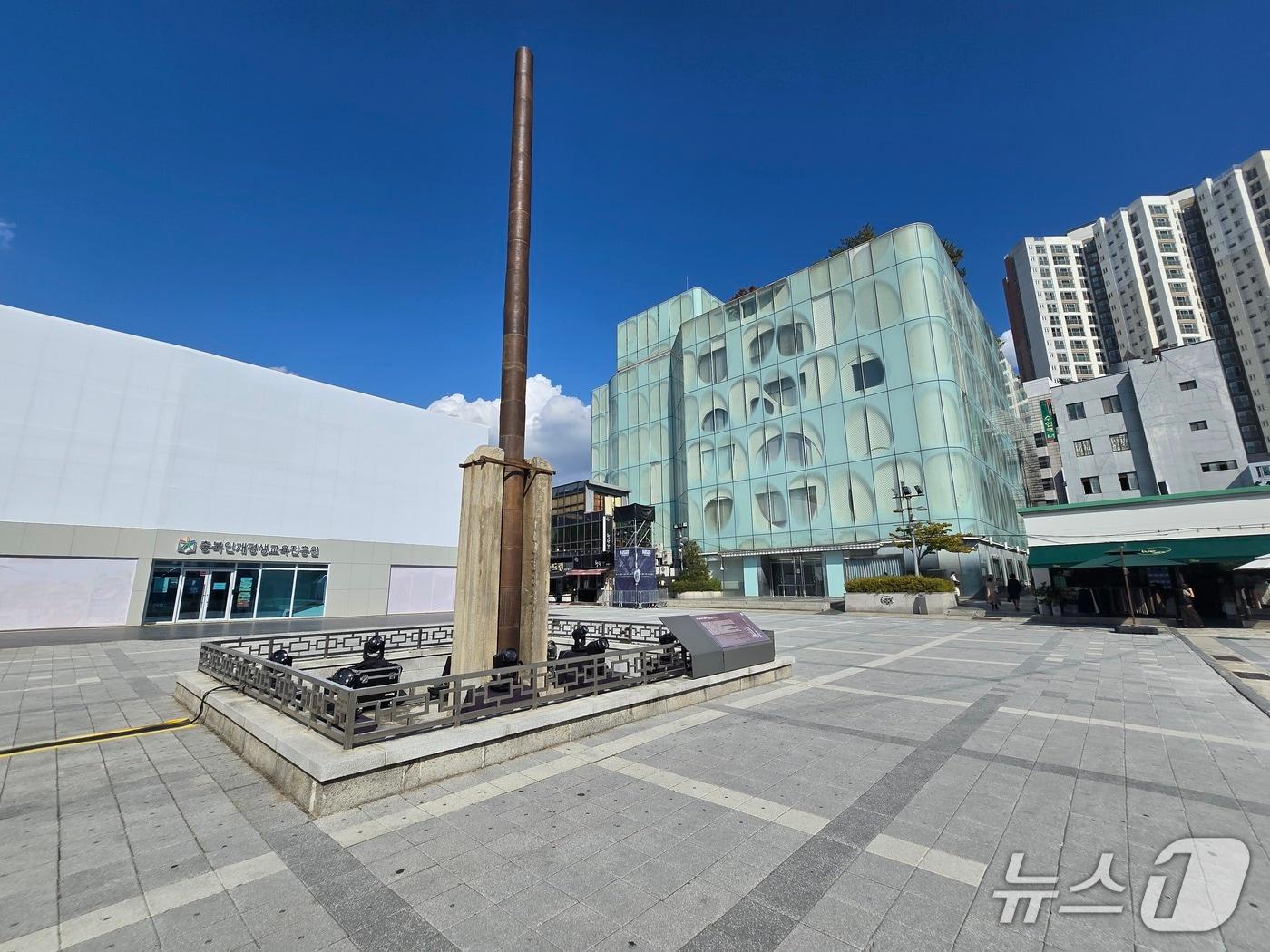 본문 이미지 - 청주 철당간, 옛 롯데영플라자 건물.(시 제공. 재판매 및 DB금지) 2026.10.13 ⓒ 뉴스1
