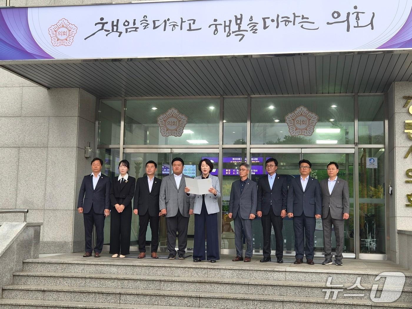 본문 이미지 - 국민의힘 소속 강원 강릉시의원들이 13일 의회 앞에서 기자회견을 열고, 최근 강릉시가 추진하는 안목 일대 토지 매입 경위 공개를 촉구하고 있다.(독자제공. 재판매 및 DB 금지) 2026.10.13/뉴스1