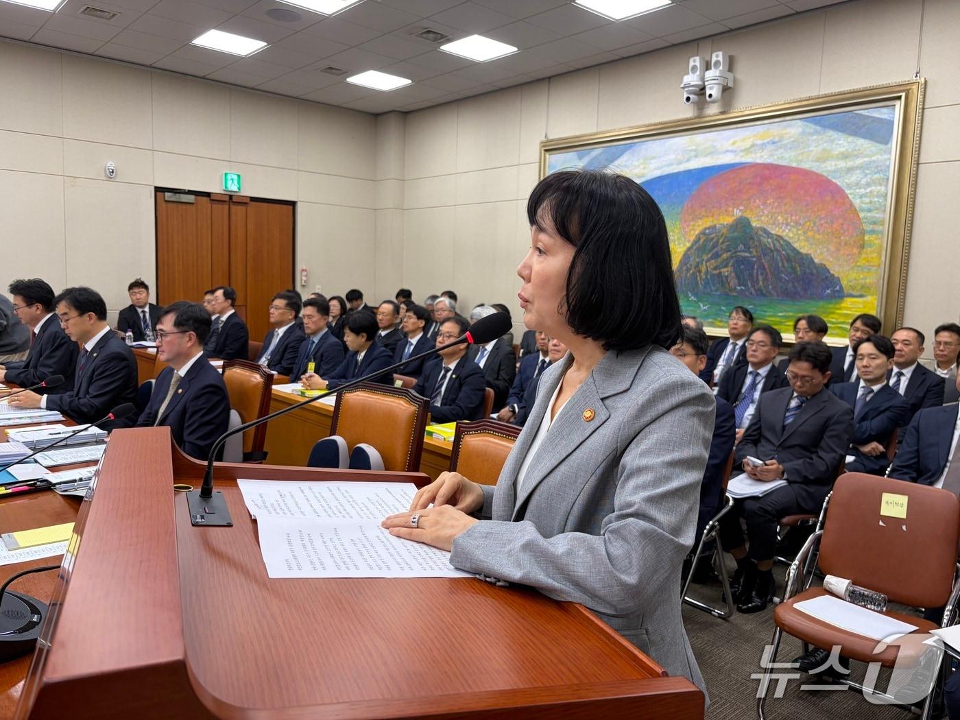 본문 이미지 - 송경희 개인정보위원장이 국회 정무위원회 개인정보위 국정감사에서 발언을 하고 있다. ⓒ뉴스1 한수민 기자