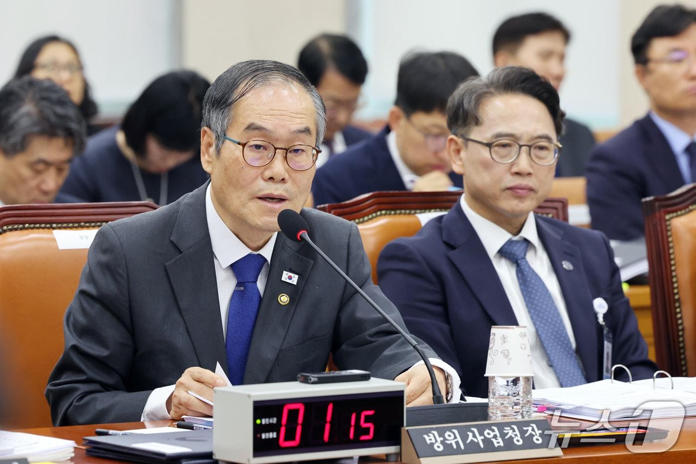 본문 이미지 - 이용철 방위사업청장이 13일 서울 여의도 국회 국방위원회에서 열린 방위사업청 등에 대한 국정감사에서 의원 질의에 답하고 있다. ⓒ 뉴스1 황기선 기자