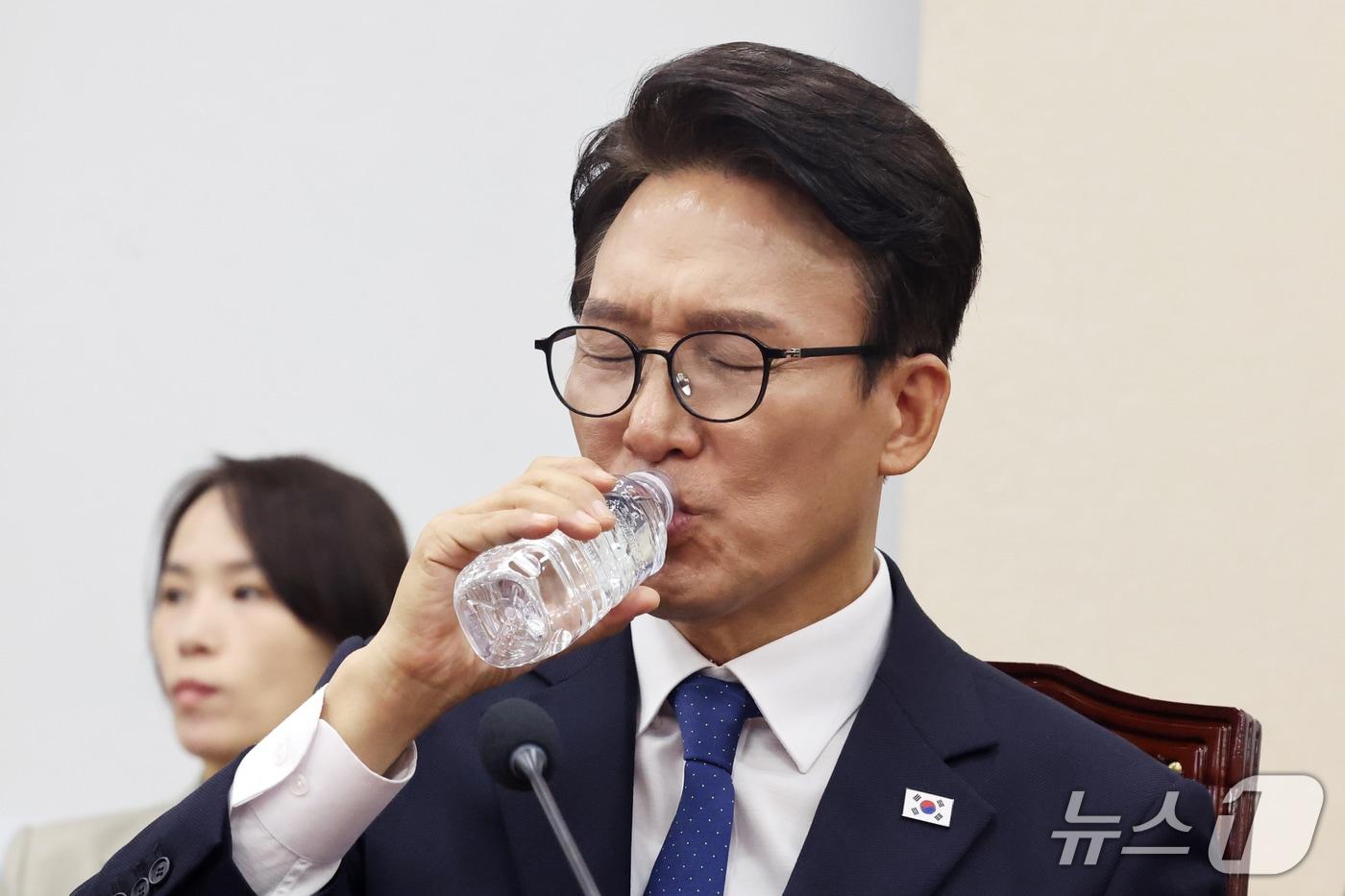 본문 이미지 - 김민석 더불어민주당 대표가 지난 13일 서울 여의도 국회 국방위원회에서 열린 방위사업청 등에 대한 국정감사에서 물을 마시고 있다. 2026.10.13 ⓒ 뉴스1 황기선 기자