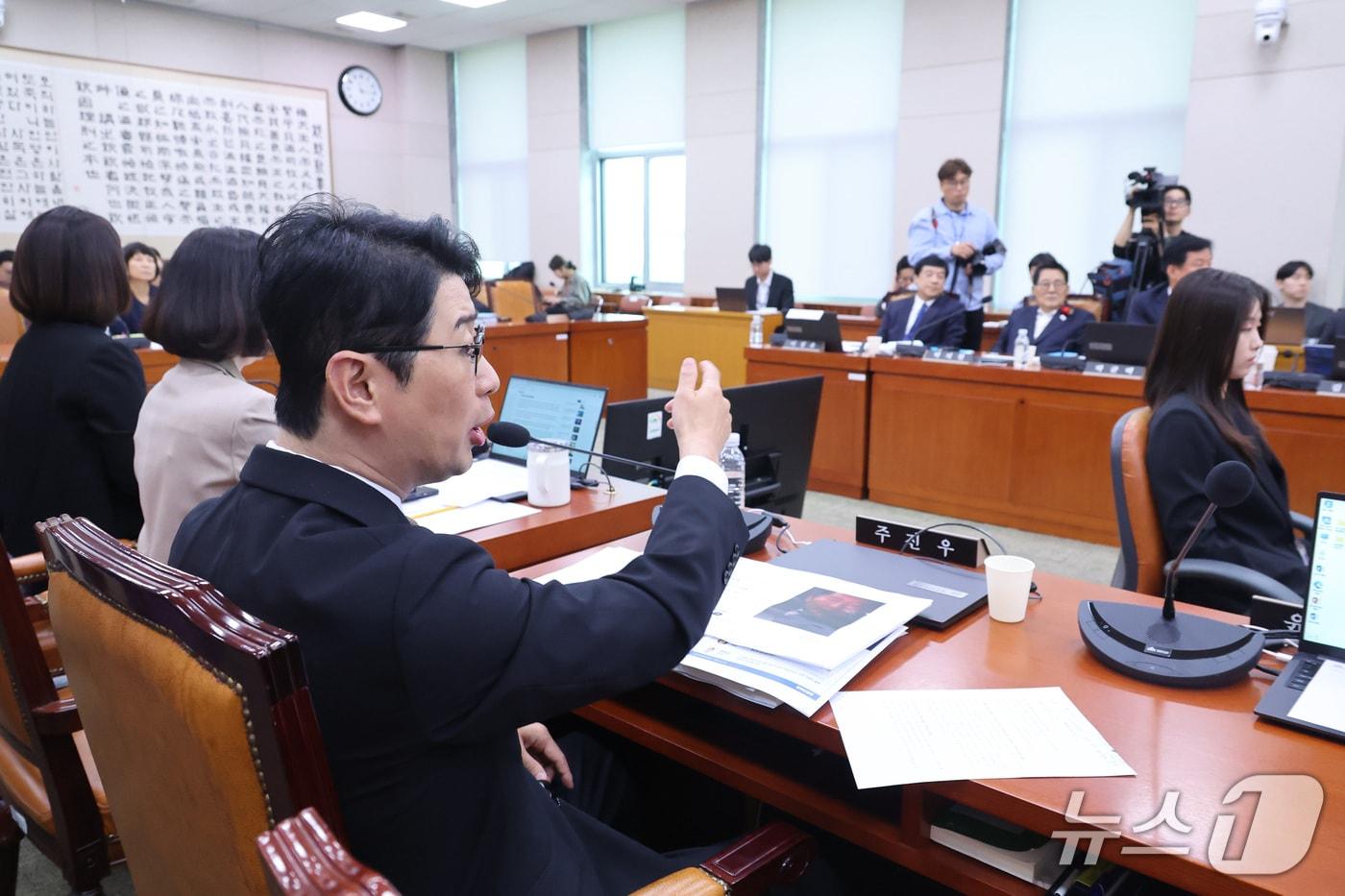 본문 이미지 - 주진우 국민의힘 의원이 지난 13일 서울 여의도 국회에서 열린 법제사법위원회의 헌법재판소 등에 대한 국정감사에서 더불어민주당 의원들과 언쟁을 벌이고 있다. 2026.10.13 ⓒ 뉴스1 신웅수 기자