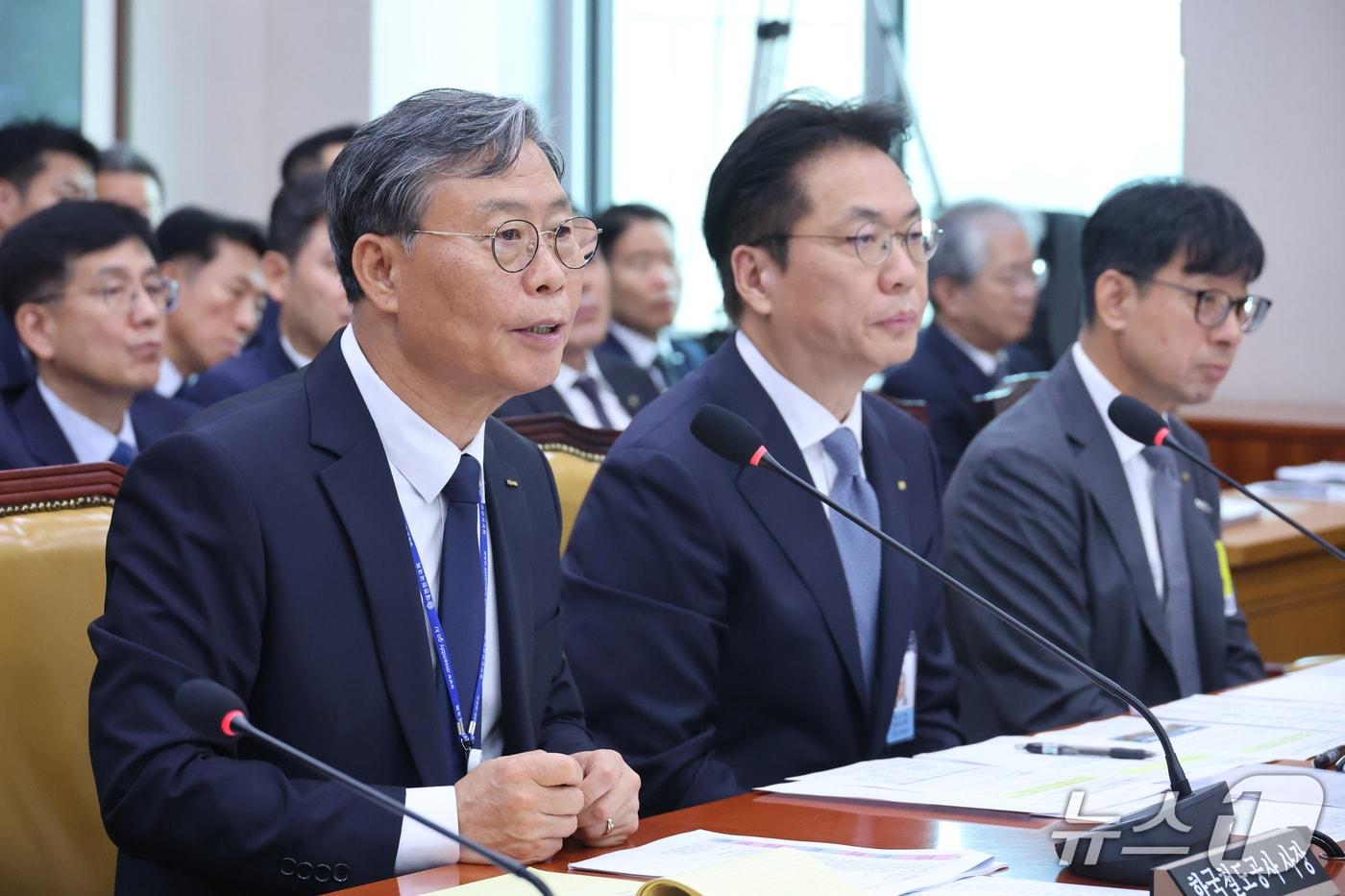 본문 이미지 - 김태승 한국철도공사 사장(왼쪽)이 13일 서울 여의도 국회에서 열린 국토교통위원회의 한국철도공사 등에 대한 국정감사에서 의원 질의에 답변하고 있다. ⓒ 뉴스1 신웅수 기자