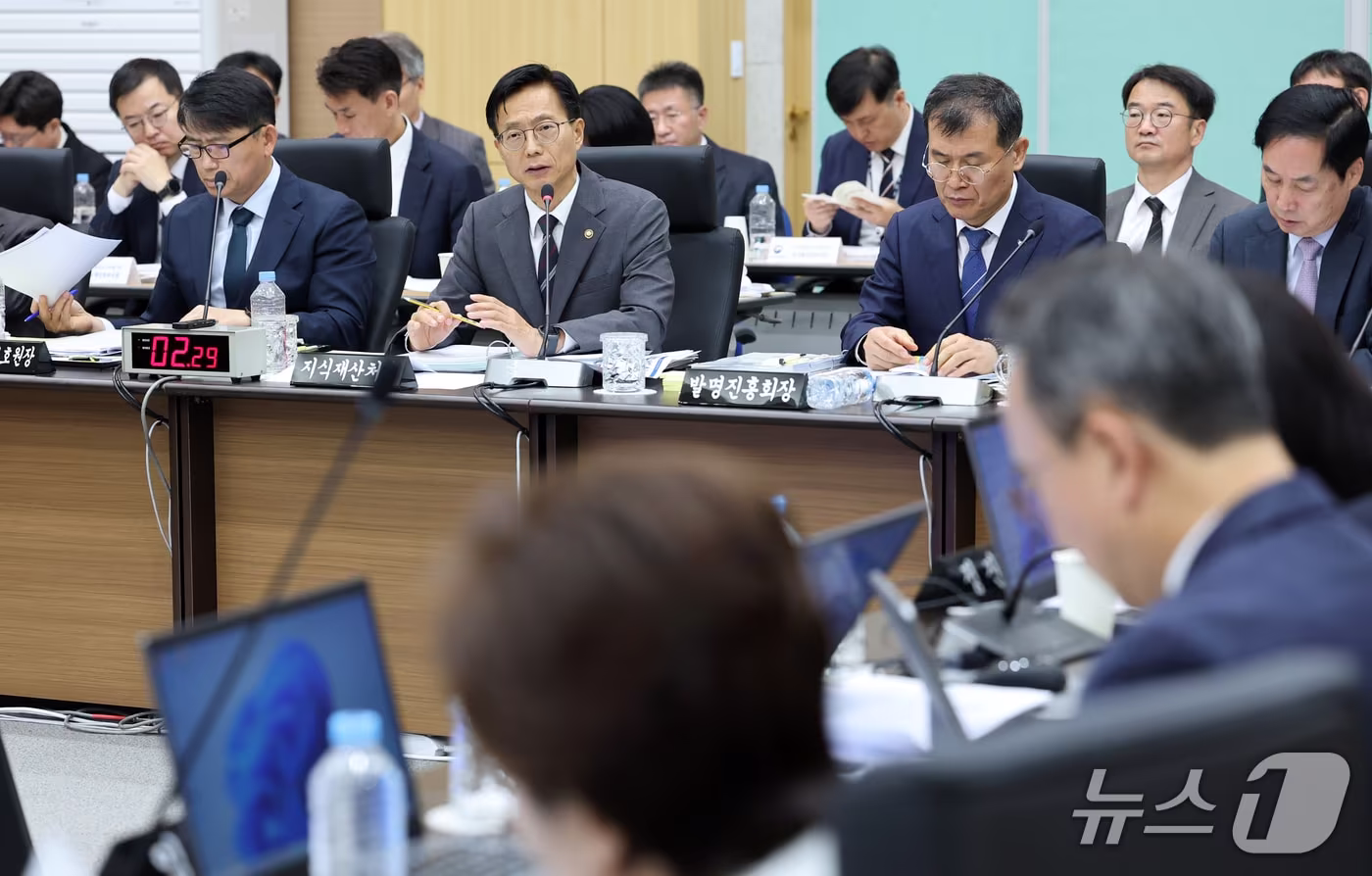 본문 이미지 - 김용선 지식재산처장이 13일 오전 정부대전청사에서 열린 국회 산업통상자원중소벤처기업위원회의 지식재산처에 대한 국정감사에서 답변하고 있다. 2026.10.13 ⓒ 뉴스1 김기태 기자