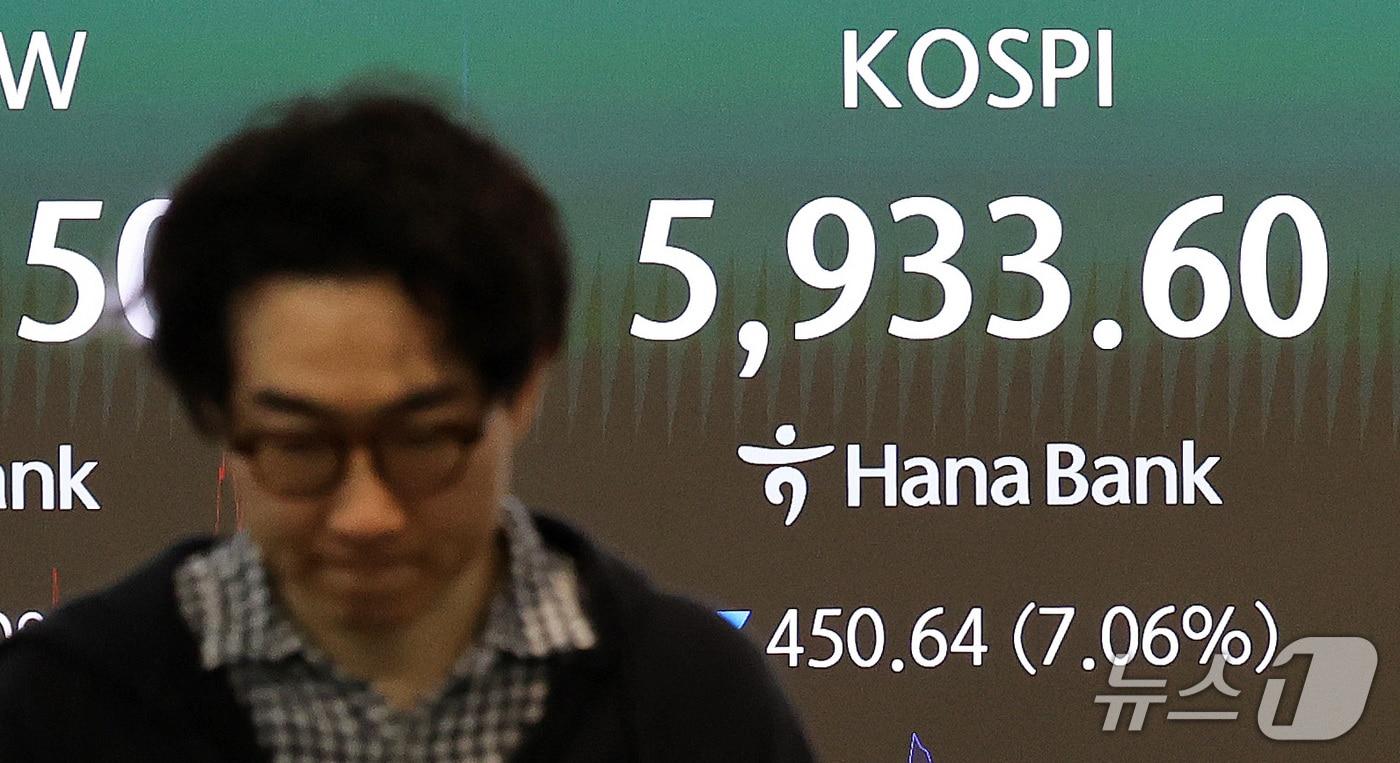 본문 이미지 - 코스피가 장중 7% 넘게 급락하며 6000선이 무너진 13일 서울 중구 하나은행 딜링룸 전광판에 코스피 지수가 표시되고 있다. 2026.10.13 ⓒ 뉴스1 박지혜 기자
