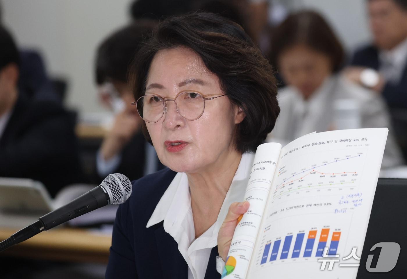 본문 이미지 - 추미애 경기도지사가 13일 경기 수원시 영통구 경기도청에서 열린 국회 행정안전위원회의 경기도에 대한 국정감사에서 의원 질의에 답하고 있다. 2026.10.13 ⓒ 뉴스1 김영운 기자