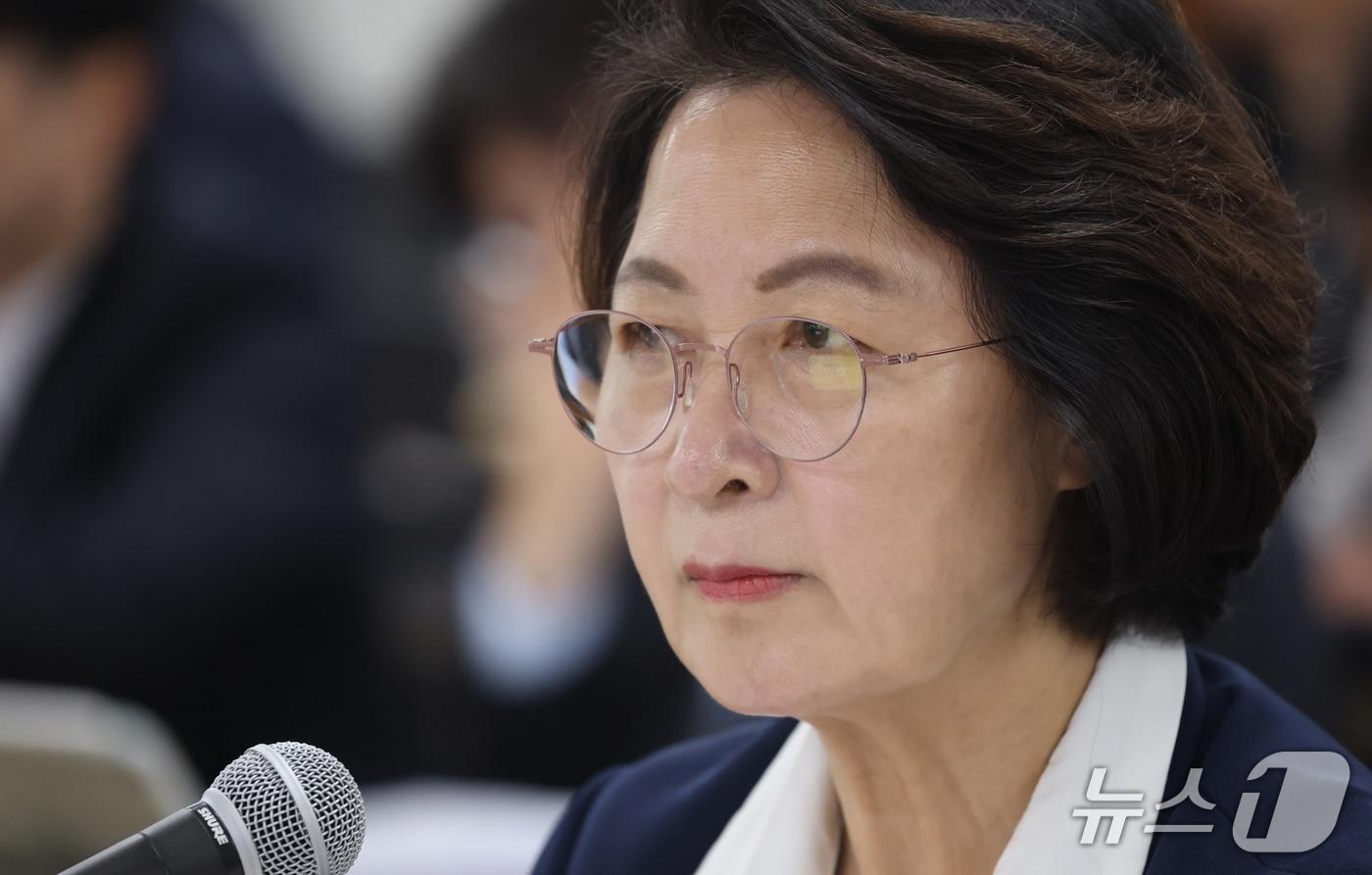 본문 이미지 - 추미애 경기도지사가 13일 경기 수원시 영통구 경기도청에서 열린 국회 행정안전위원회의 경기도에 대한 국정감사에서 의원 질의를 경청하고 있다. 2026.10.13 ⓒ 뉴스1 김영운 기자