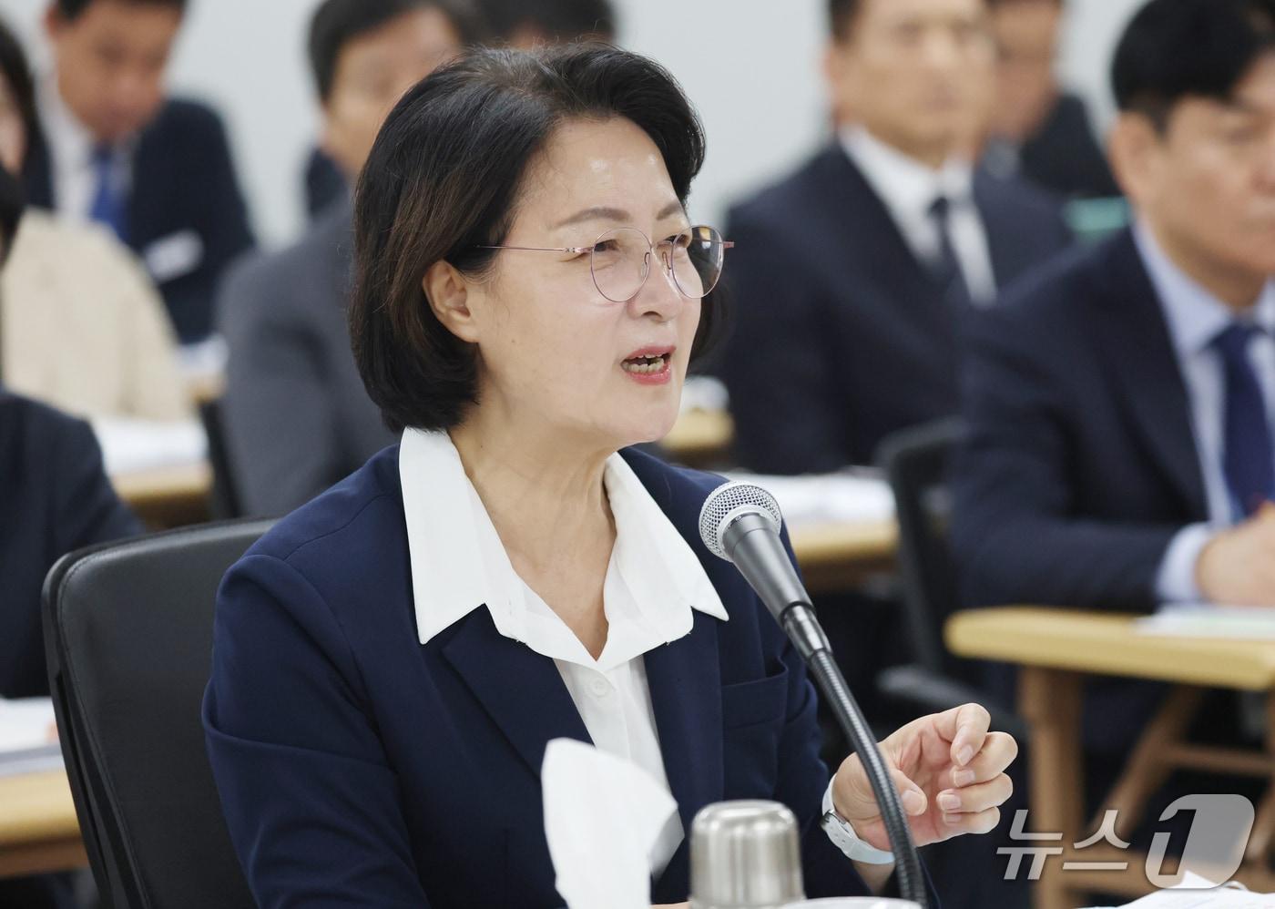 본문 이미지 - 추미애 경기도지사가 13일 경기 수원시 영통구 경기도청에서 열린 국회 행정안전위원회의 경기도에 대한 국정감사에서 의원 질의에 답하고 있다. 2026.10.13 ⓒ 뉴스1 김영운 기자