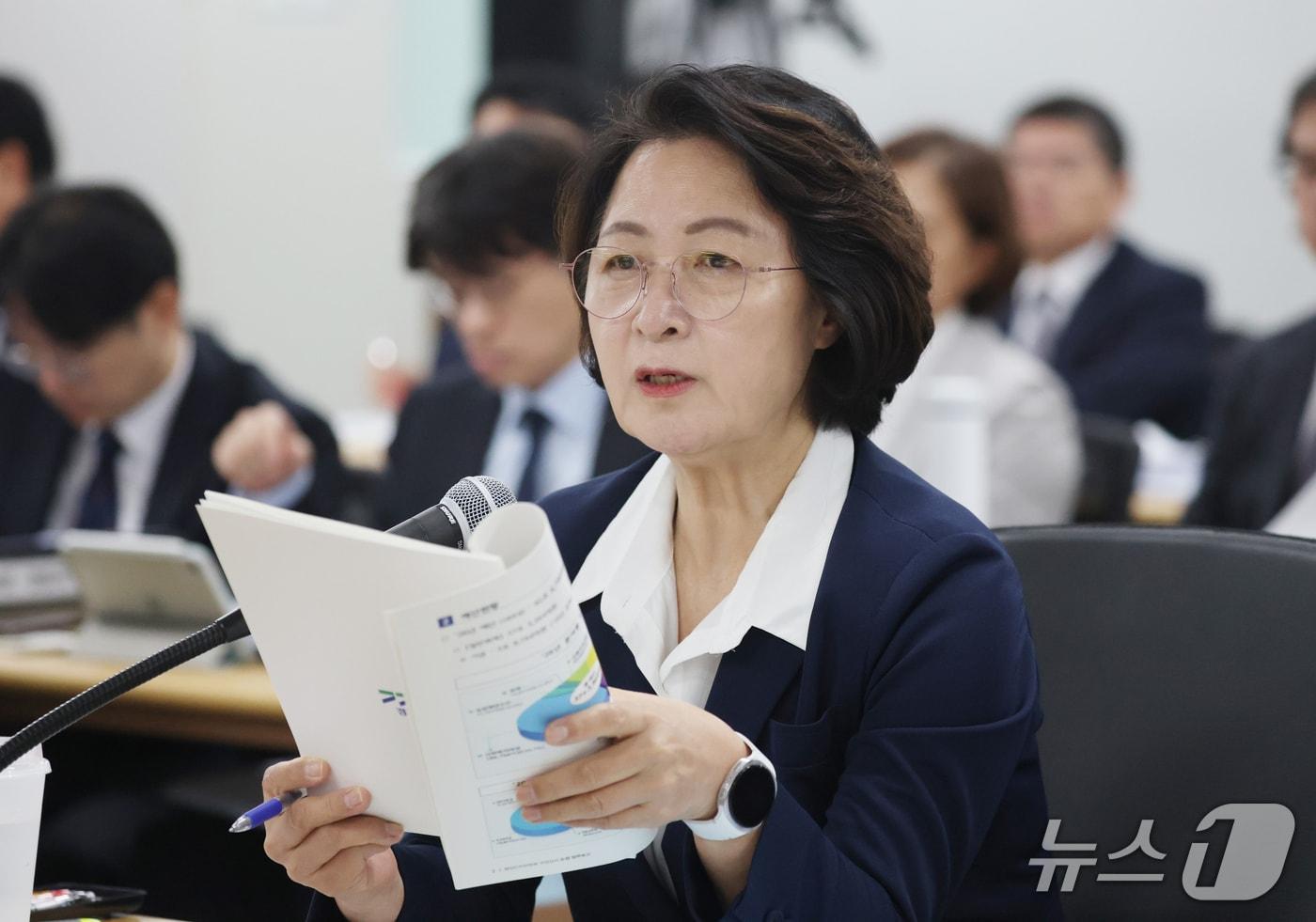 본문 이미지 - 추미애 경기도지사가 13일 경기 수원시 영통구 경기도청에서 열린 국회 행정안전위원회의 경기도에 대한 국정감사에서 의원 질의에 답하고 있다. 2026.10.13 ⓒ 뉴스1 김영운 기자