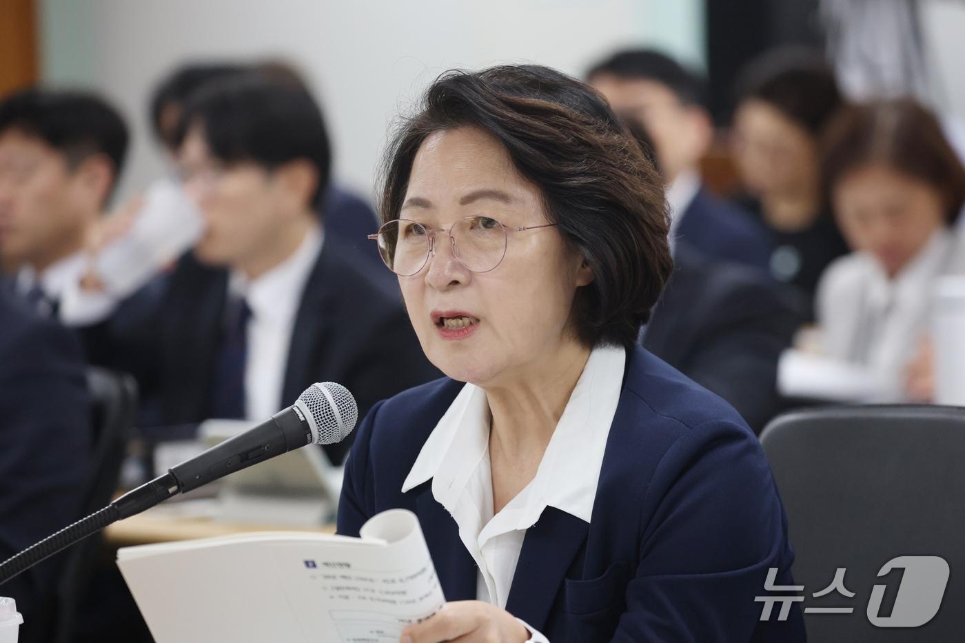 본문 이미지 - 추미애 경기도지사가 13일 경기 수원시 영통구 경기도청에서 열린 국회 행정안전위원회의 경기도에 대한 국정감사에서 의원 질의에 답하고 있다. 2026.10.13 ⓒ 뉴스1 김영운 기자