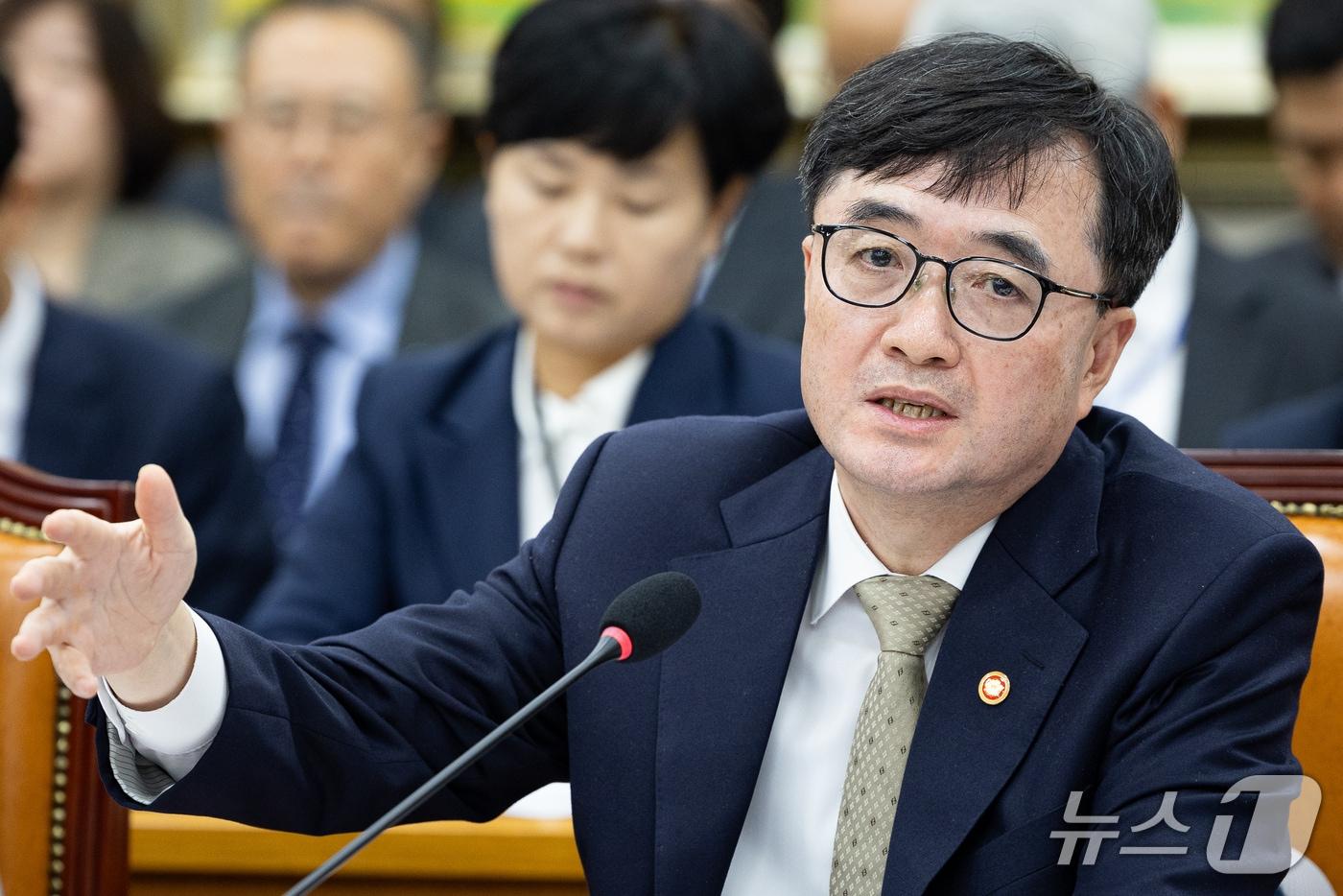 본문 이미지 - 임기근 국무조정실장이 13일 서울 여의도 국회에서 열린 정무위원회의 국무조정실 등에 대한 국정감사에 출석해 의원 질의에 답하고 있다. 2026.10.13 ⓒ 뉴스1 유승관 기자