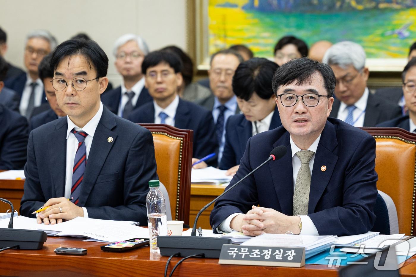 본문 이미지 - 임기근 국무조정실장이 13일 서울 여의도 국회에서 열린 정무위원회의 국무조정실 등에 대한 국정감사에 출석해 의원 질의에 답하고 있다. 왼쪽은 채이배 국무총리비서실장. 2026.10.13 ⓒ 뉴스1 유승관 기자