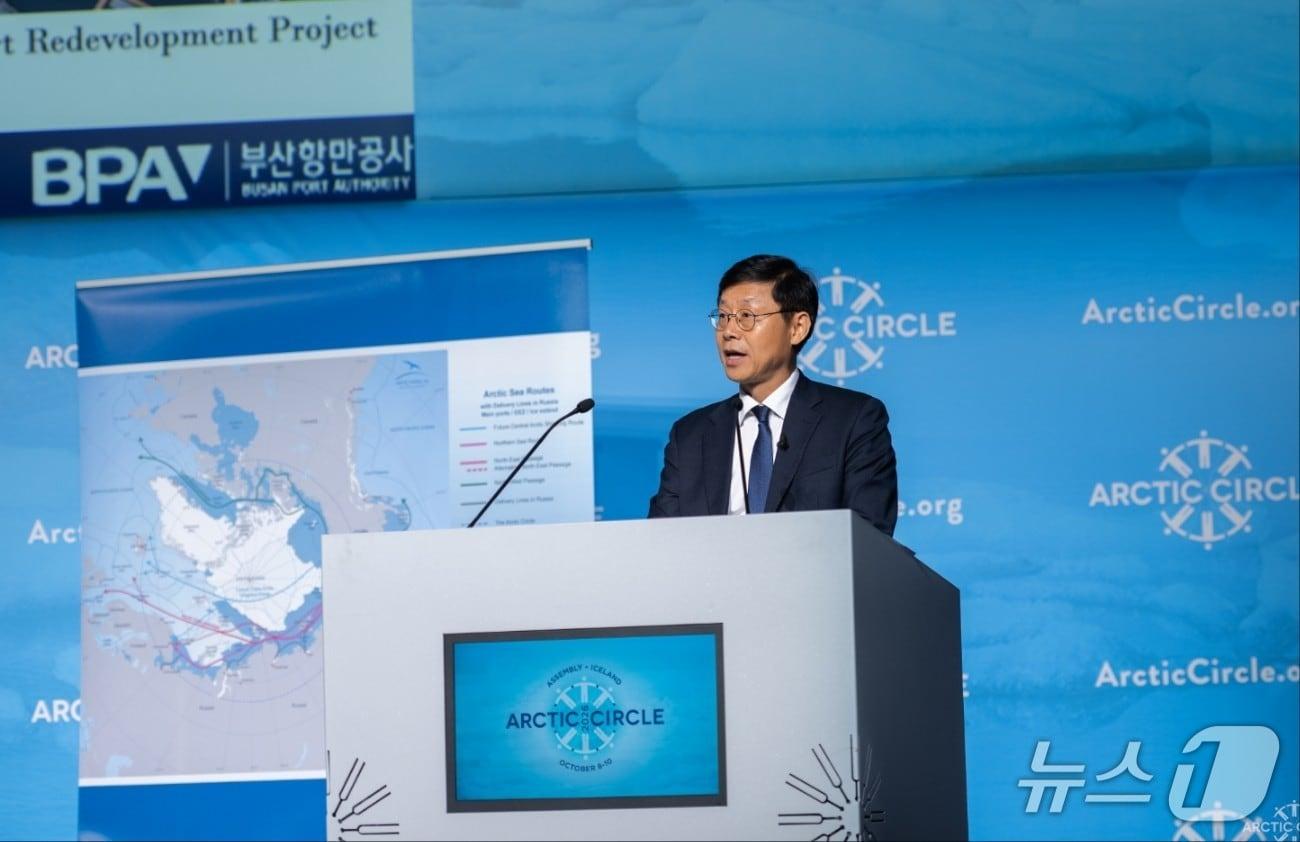 본문 이미지 - 송상근 BPA 사장이 지난 8~10일 열린 '북극서클 총회'에서 발표하는 모습 (BPA 제공. 재판매 및 DB 금지)