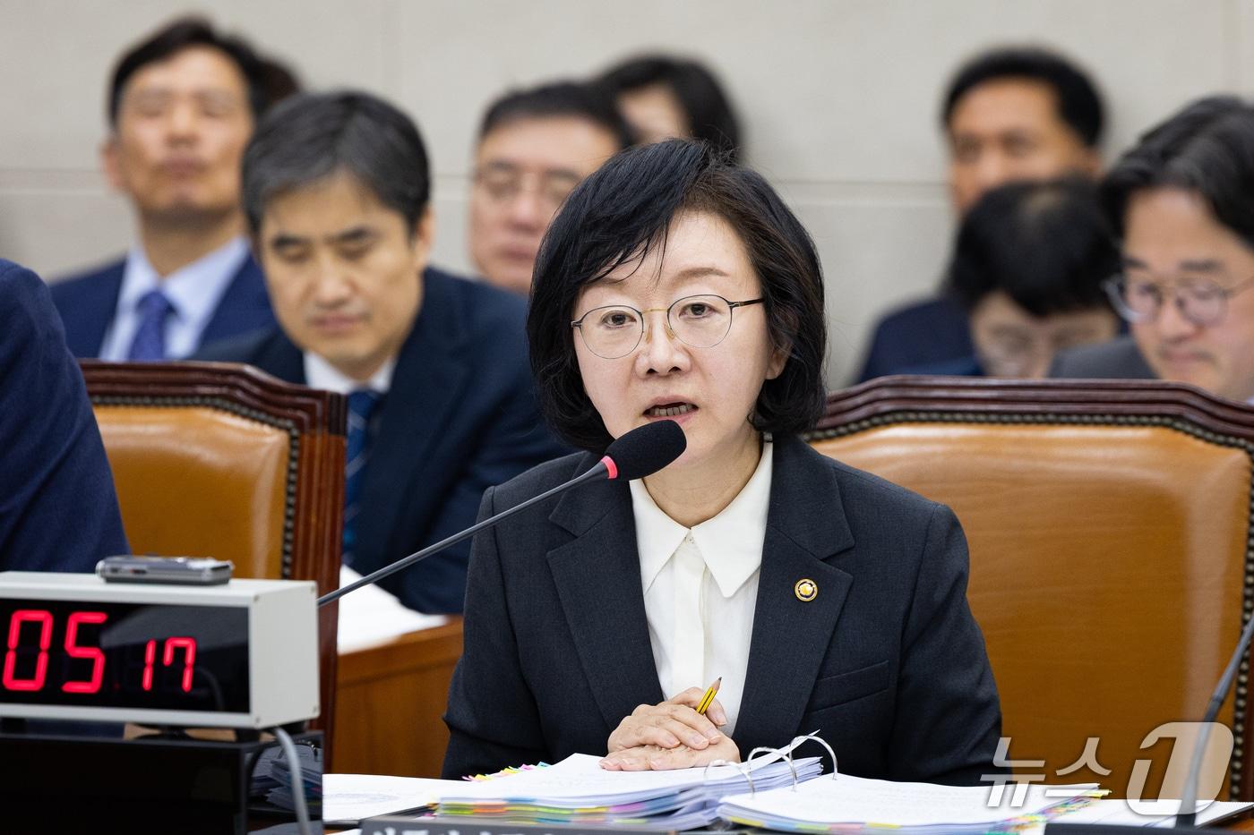 본문 이미지 - 오유경 식품의약품안전처장이 13일 서울 여의도 국회에서 열린 보건복지위원회의 식품의약품안전처 등에 대한 국정감사에 출석해 의원 질의에 답하고 있다. 2026.10.13 ⓒ 뉴스1 유승관 기자