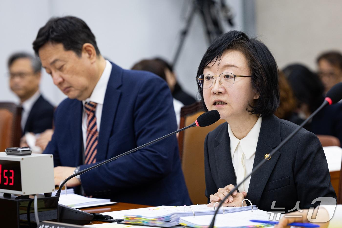 본문 이미지 - 오유경 식품의약품안전처장이 13일 서울 여의도 국회에서 열린 보건복지위원회의 식품의약품안전처 등에 대한 국정감사에 출석해 의원 질의에 답하고 있다. 2026.10.13 ⓒ 뉴스1 유승관 기자