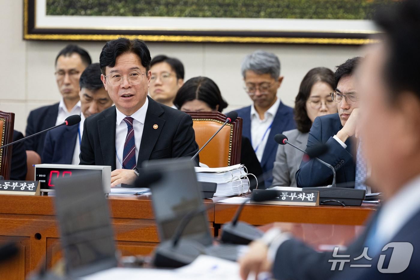 본문 이미지 - 김영훈 고용노동부 장관이 13일 서울 여의도 국회에서 열린 기후에너지환경노동위원회의 고용노동부에 대한 국정감사에 출석해 의원 질의에 답하고 있다. 2026.10.13 ⓒ 뉴스1 유승관 기자
