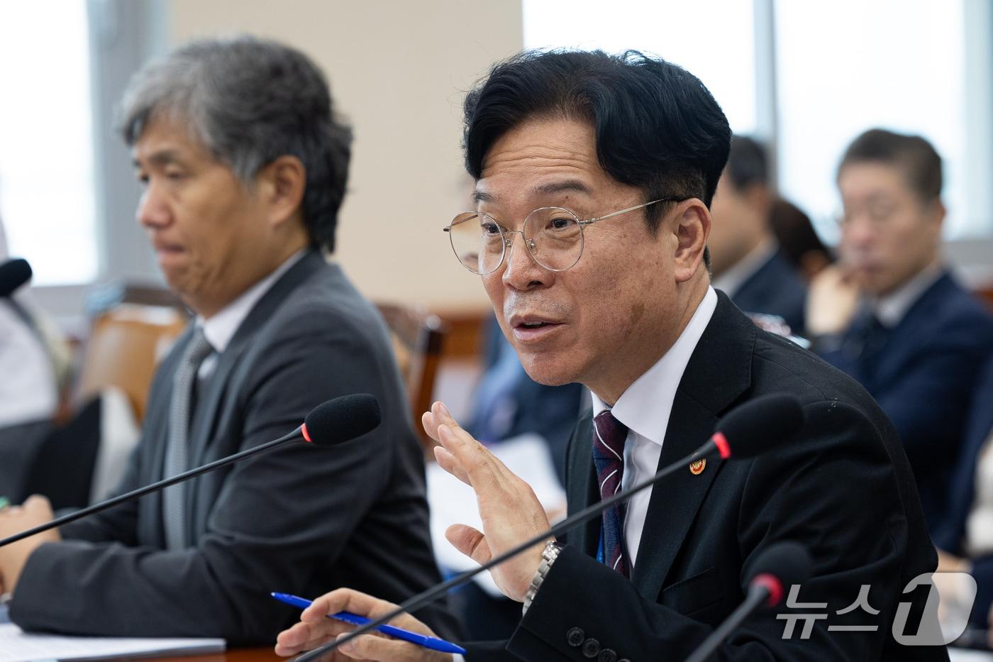 본문 이미지 - 김영훈 고용노동부 장관이 13일 서울 여의도 국회에서 열린 기후에너지환경노동위원회의 고용노동부에 대한 국정감사에 출석해 의원 질의에 답하고 있다. 2026.10.13 ⓒ 뉴스1 유승관 기자