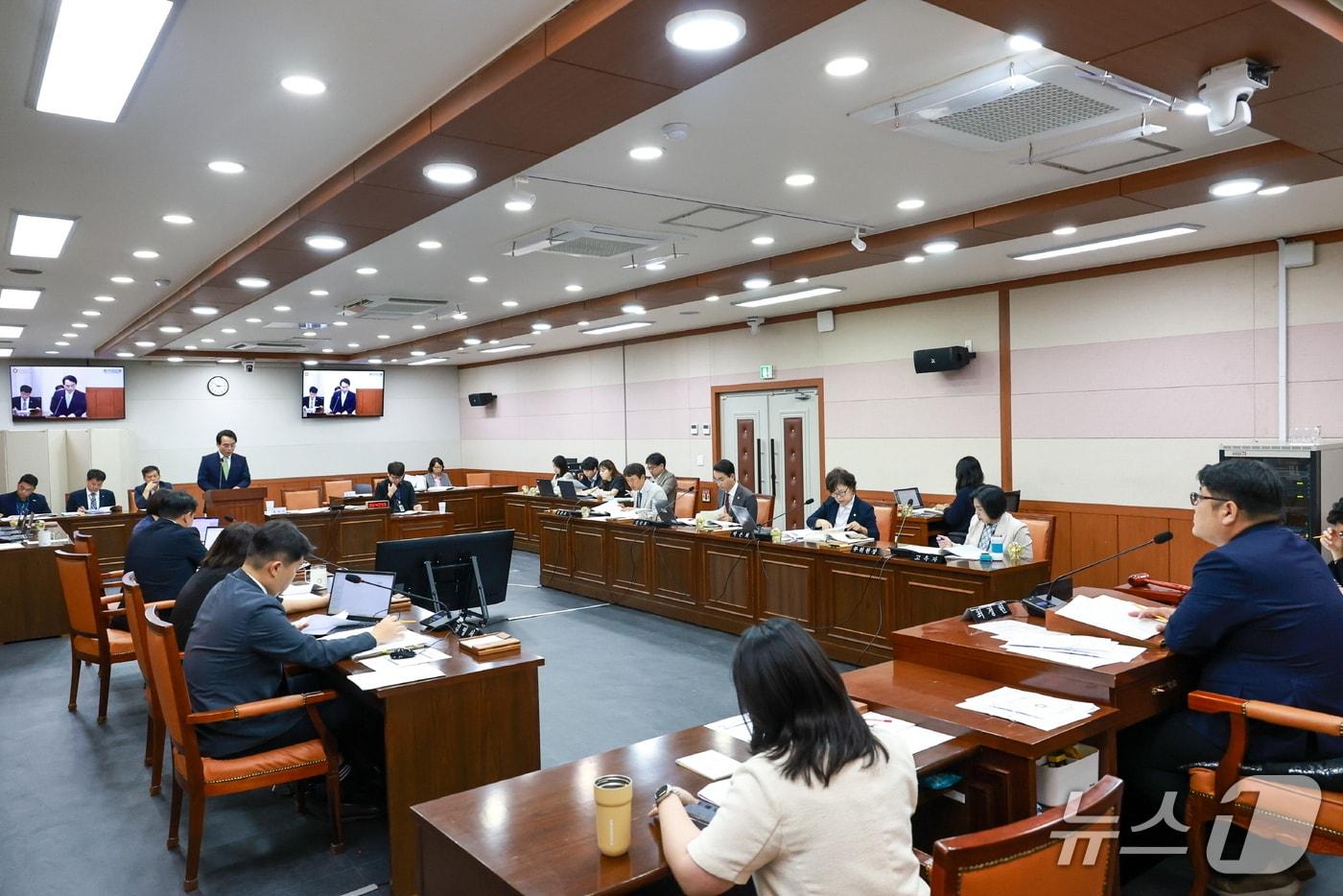 본문 이미지 - 김해시의회가 지난 12일 열린 최치국 김해시도시개발공사 사장 임용후보자에대한 인사청문회를 열고 있다. (김해시의회 제공. 재판매 및 DB 금지)