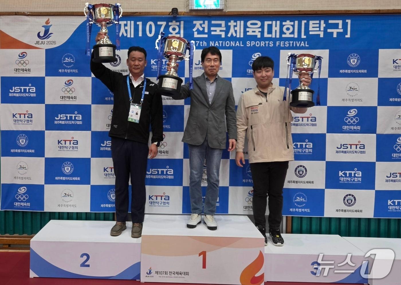 본문 이미지 - 현민우 대전탁구협회장이 전국체전 종합 준우승 시상대에 올라 기념촬영 하고 있다.(대전탁구협회 제공. 재판매 및 DB 금지)