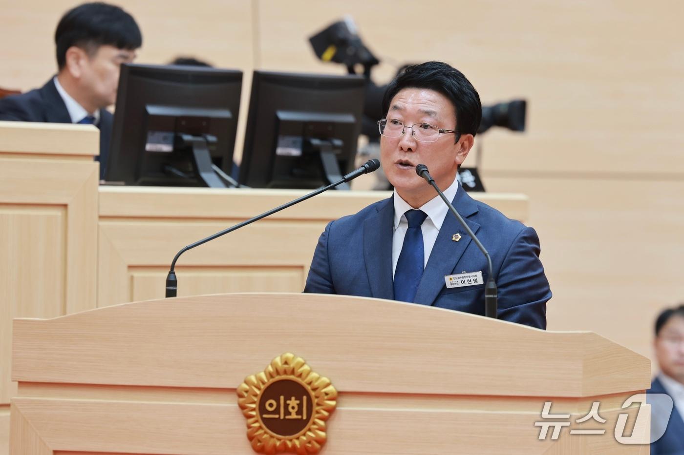 본문 이미지 - 시정질문하는 이현명 전남광주통합특별시의원.(시의회 제공. 재배포 및 DB 금지)