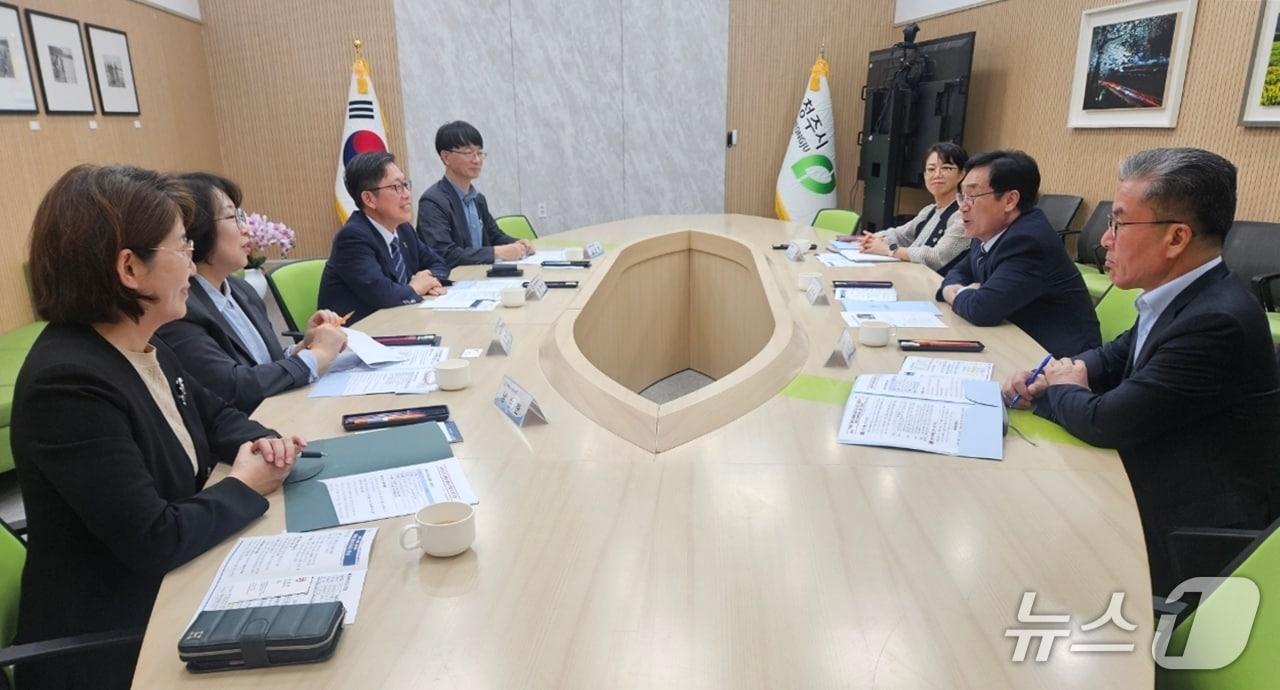 본문 이미지 - 청주시·충북대학교 간담회.(청주시 제공. 재판매 및 DB 금지) 2026.10.13/뉴스1