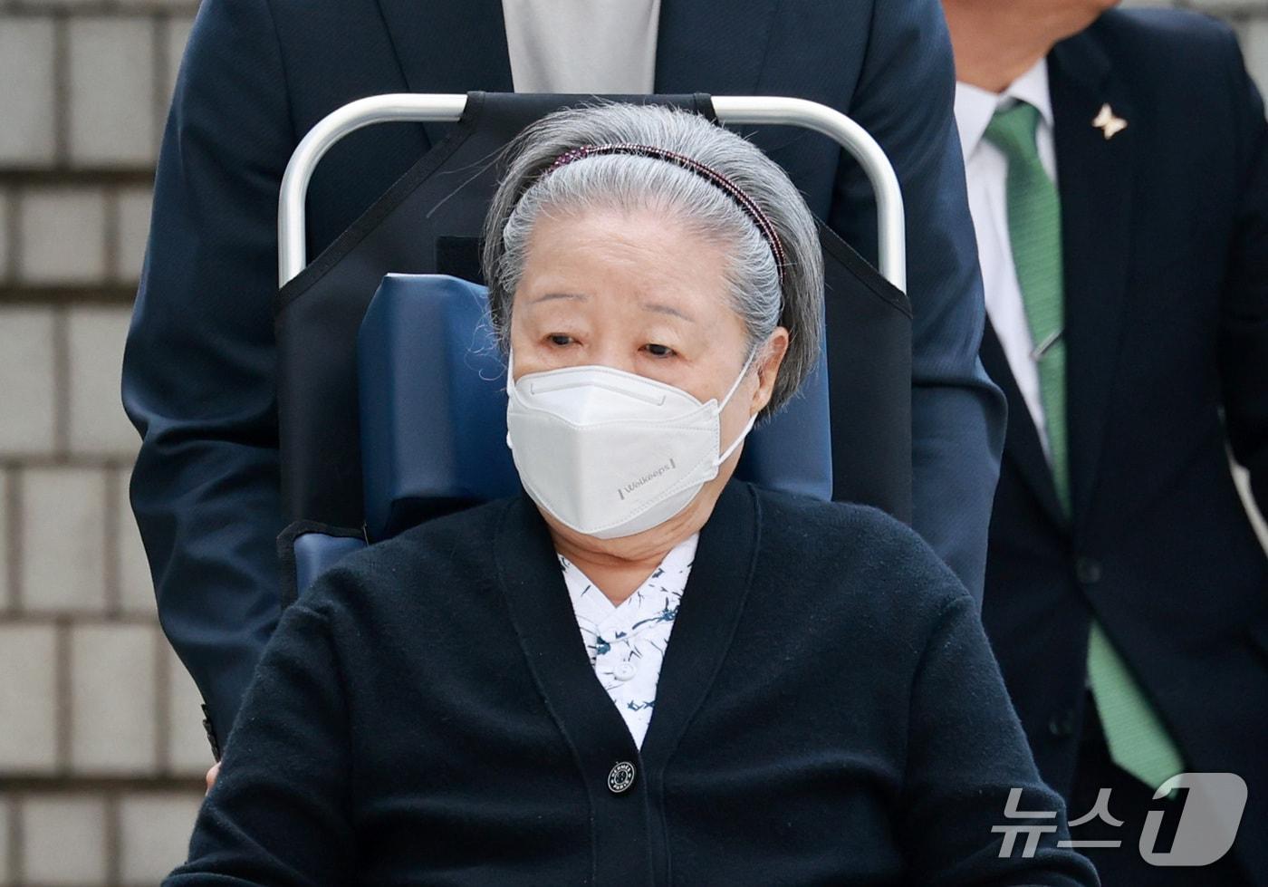 본문 이미지 - 한학자 통일교 총재가 13일 서울 서초구 서울고등법원에서 열린 특정경제범죄가중처벌 등에 관한 법률 위반(횡령) 등 2심 공판에 출석하고 있다. 2026.10.13 ⓒ 뉴스1 이호윤 기자