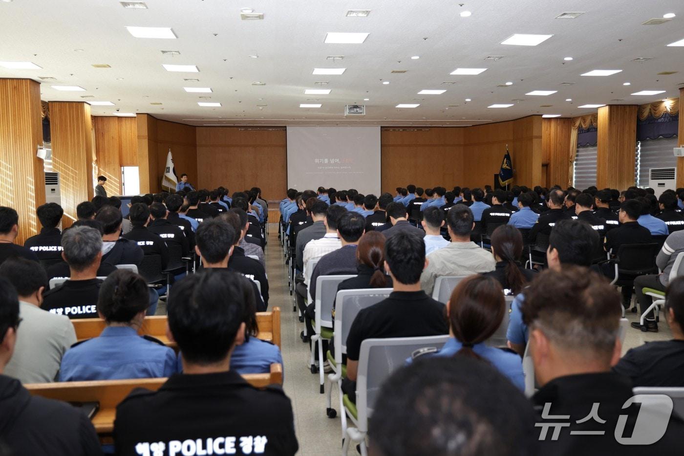 본문 이미지 - 부산해경이 비위관련 특별교육을 실시하는 모습 (해경 제공. 재판매 및 DB 금지)