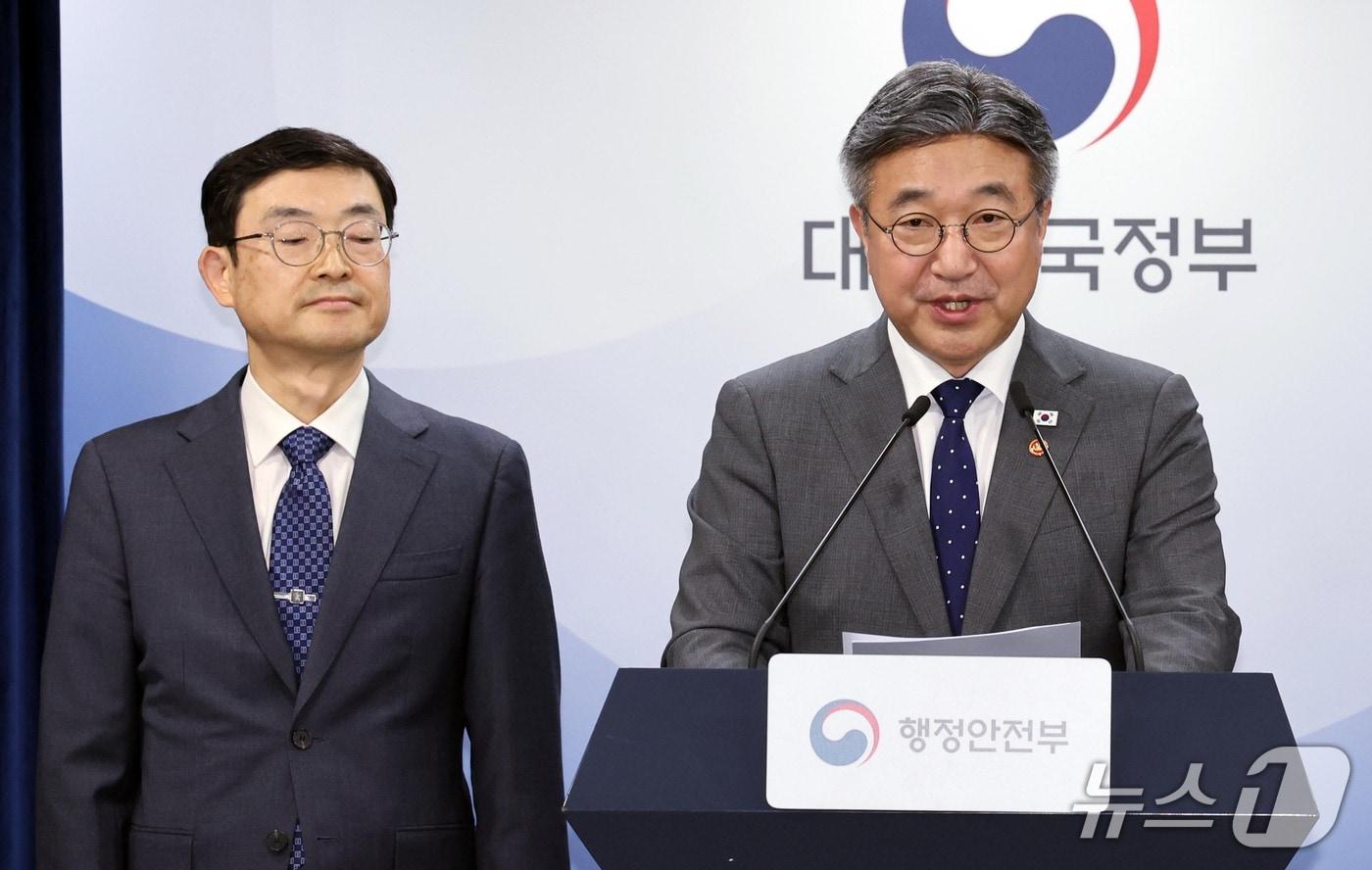 본문 이미지 - 윤호중 행정안전부장관이 13일 서울 종로구 정부서울청사에서 '2차 중앙행정기관 이전 계획' 브리핑을 하고 있다. 정부는 세종 중심 국정운영 강화를 위해 2027년부터 수도권 소재 중앙행정기관을 단계적으로 세종으로 이전 할 계획이다. 2026.10.13 ⓒ 뉴스1 이종덕 기자