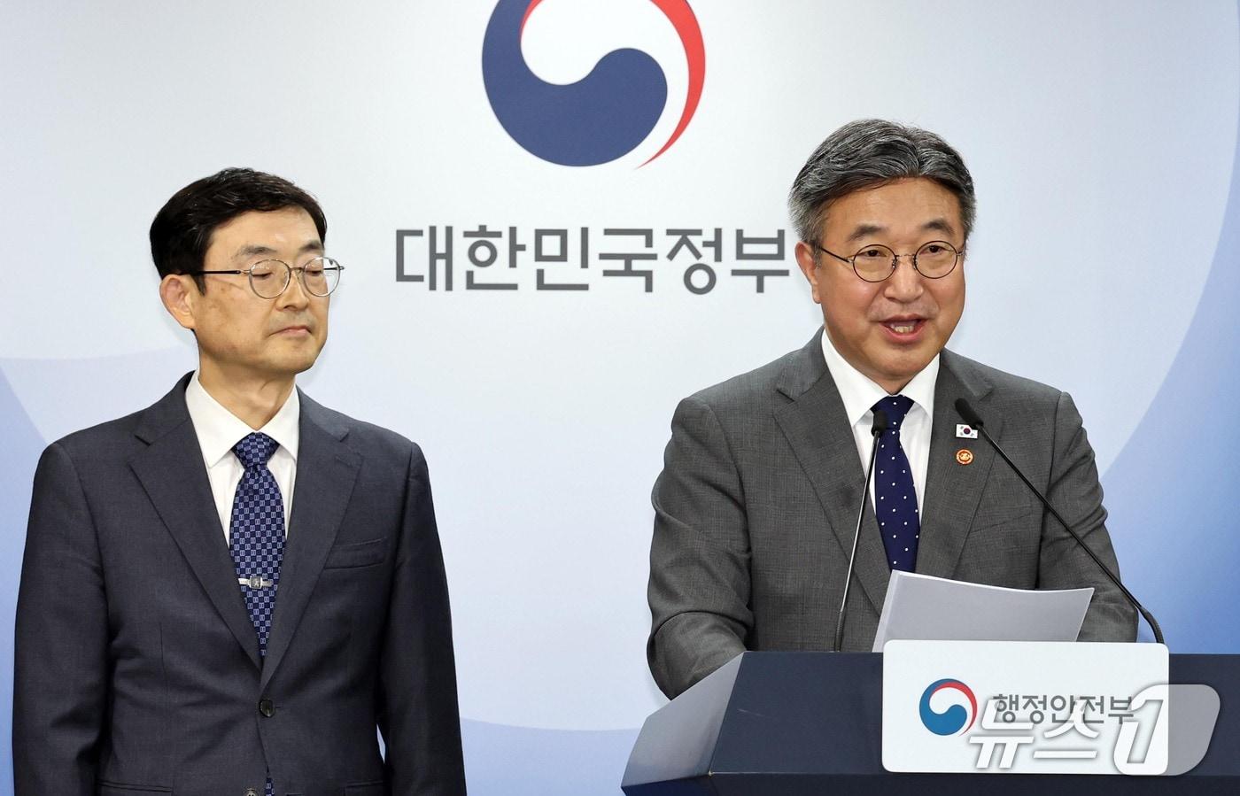 본문 이미지 - 윤호중 행정안전부장관이 13일 서울 종로구 정부서울청사에서 '2차 중앙행정기관 이전 계획' 브리핑을 하고 있다ⓒ 뉴스1 이종덕 기자