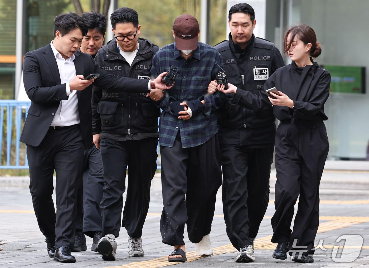 본문 이미지 - 장모를 살해하고 아내를 납치한 혐의를 받는 20대 남성 A씨가 13일 오후 서울동부지방법원에서 열리는 구속 전 피의자 심문(영장실질심사)에 출석하고 있다. 2026.10.13 ⓒ 뉴스1 이종수 기자