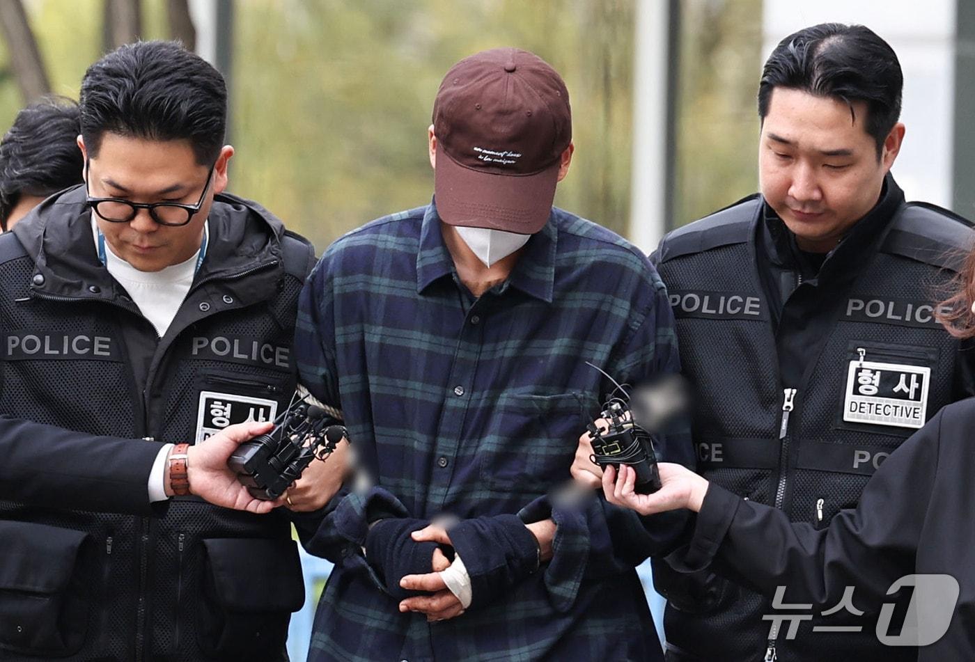 본문 이미지 - 장모를 살해하고 아내를 납치한 혐의를 받는 20대 남성 B씨가 13일 오후 서울동부지방법원에서 열리는 구속 전 피의자 심문(영장실질심사)에 출석하고 있다. 2026.10.13 ⓒ 뉴스1 이종수 기자