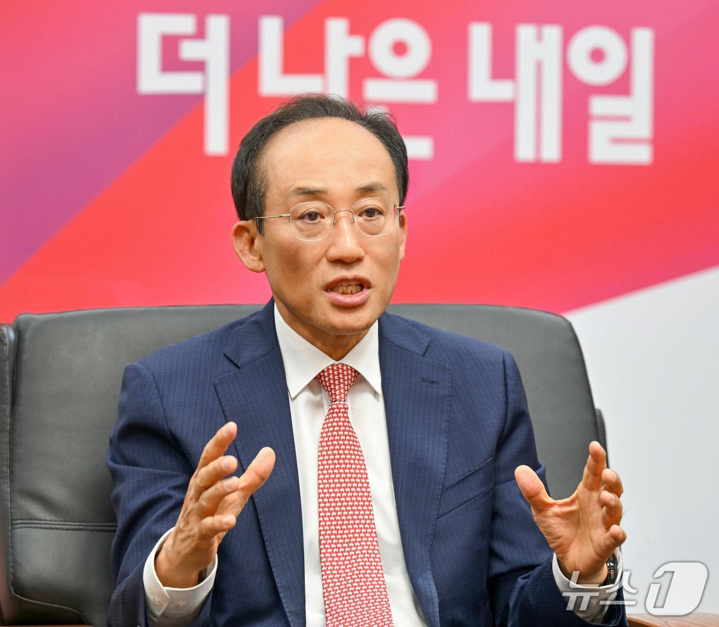본문 이미지 - 추경호 대구시장이 지난 12일 산격청사에서 취임 100일을 맞아 <뉴스1>과의 인터뷰에서 질문에 답하고 있다. '대구 경제 대개조'를 강조한 추 시장은 "변화와 속도가 핵심"이라고 말했다.(대구시 제공, 재판매 및 DB 금지) ⓒ 뉴스1