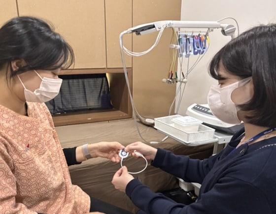 본문 이미지 - 한국건강관리협회 경남지부에서 의료진이 씨어스의 웨어러블 심전도 기기 '모비케어'를 환자에게 적용하고 있다. (대웅제약 제공)
