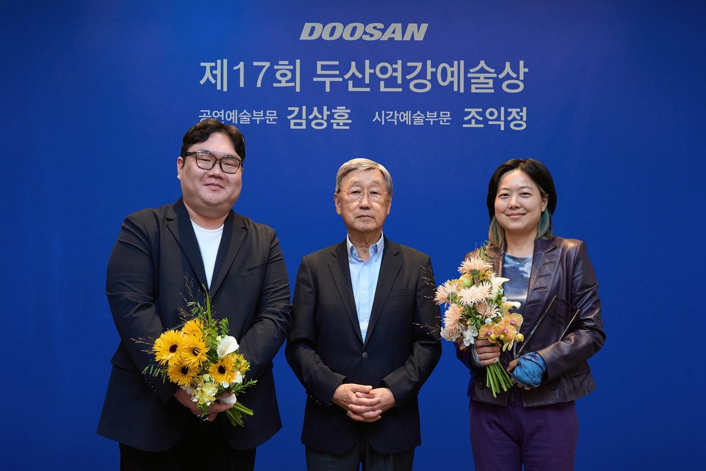 본문 이미지 - '제17회 두산연강예술상' 시상식에서 두산연강재단 박용현 이사장(가운데)과 공연예술부문 수상자 김상훈 작∙연출가(왼쪽), 시각예술부문 수상자 조익정 작가(오른쪽)가 기념사진을 촬영하고 있다. (두산 제공)