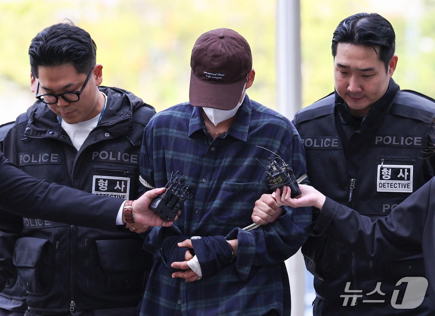 본문 이미지 - 장모를 살해하고 아내를 납치한 혐의를 받는 20대 남성 A씨가 13일 오후 서울동부지방법원에서 열리는 구속 전 피의자 심문(영장실질심사)에 출석하고 있다. 2026.10.13 ⓒ 뉴스1 이종수 기자