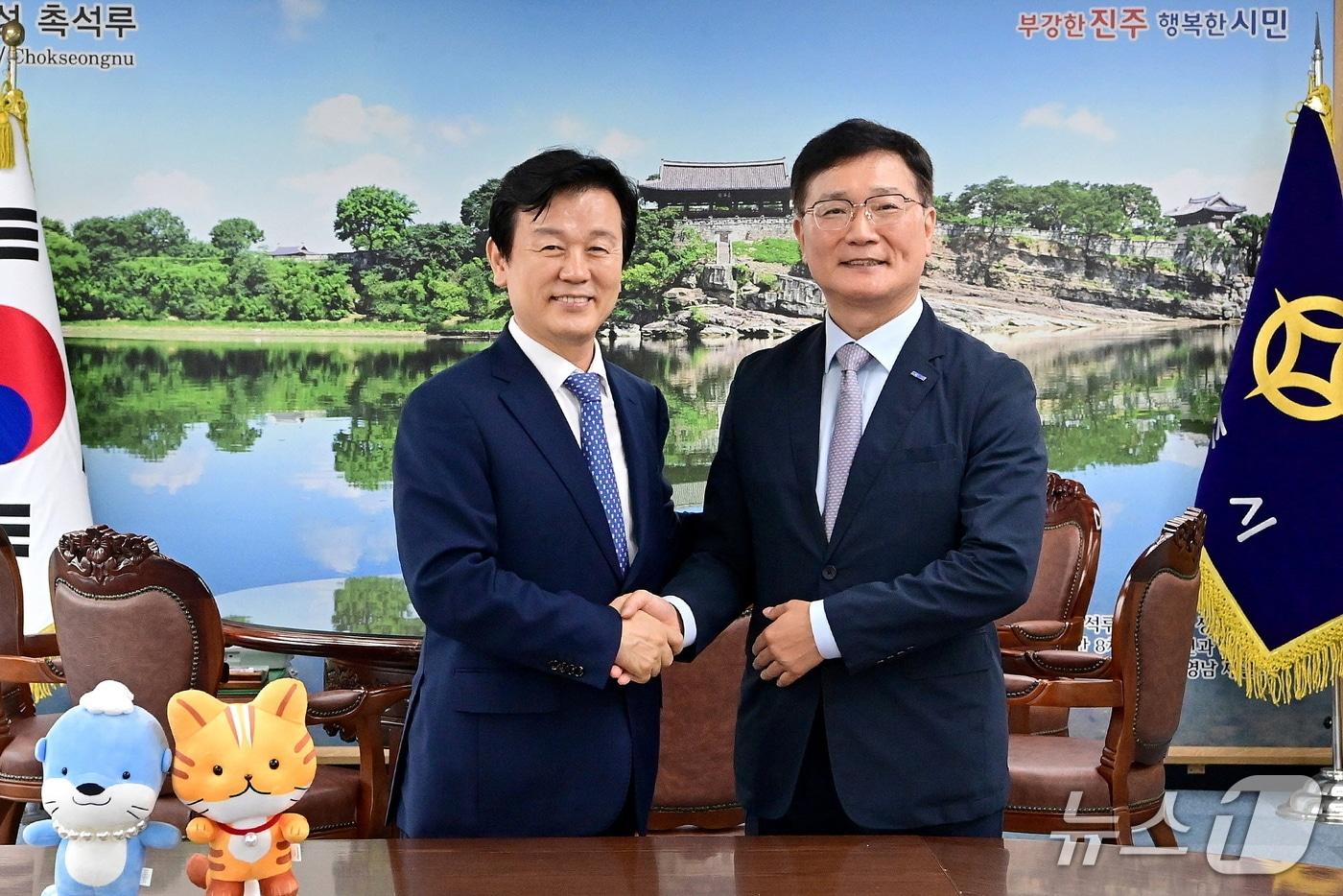 본문 이미지 - 조규일 진주시장(왼쪽)과 이현빈 한국남동발전 사장이 13일 시청에서 발전공기업 통합본사 진주 유치에 대해 의견을 나눴다(진주시 제공. 재판매 및 DB 금지).