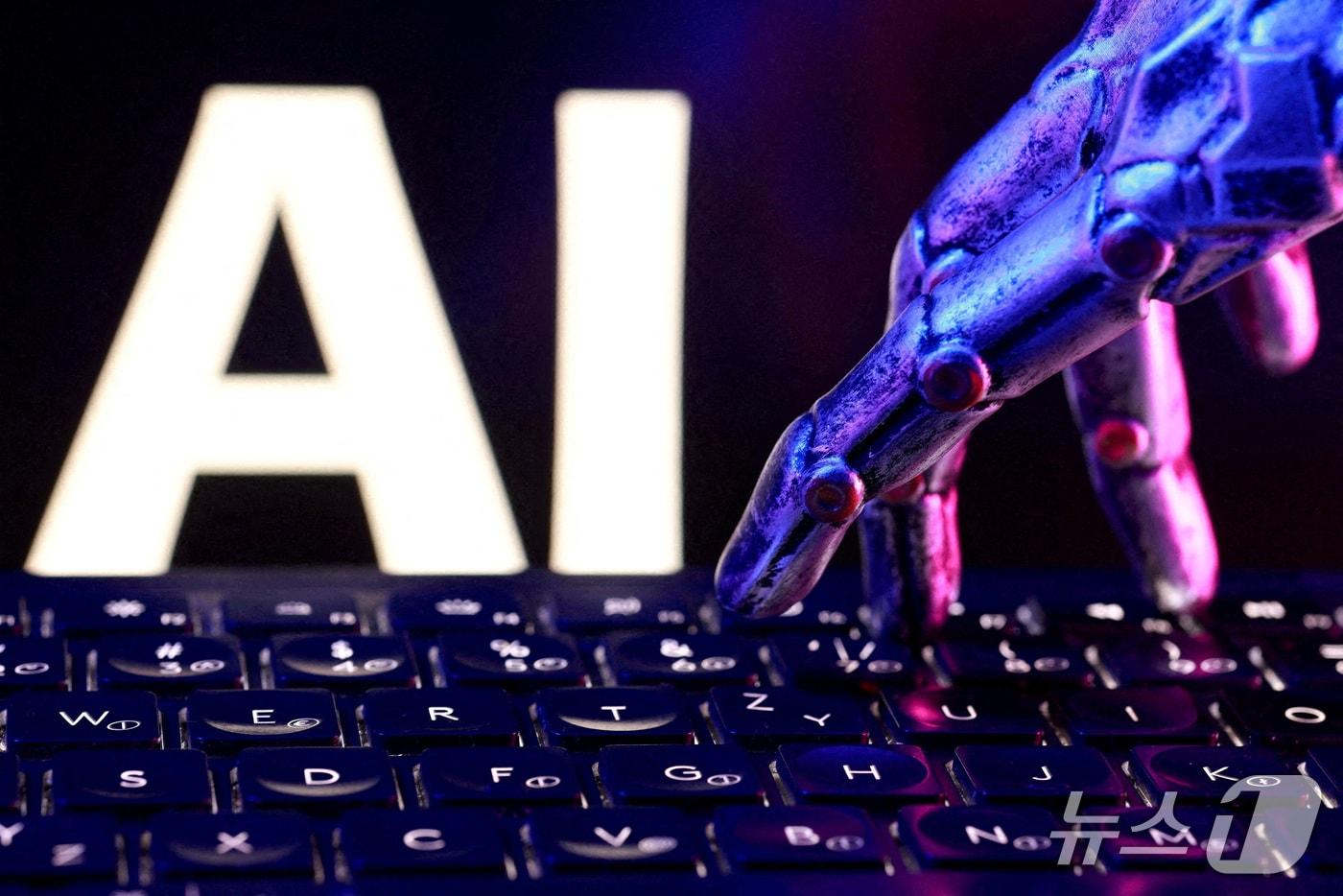 본문 이미지 - 인공지능(AI) 글자와 로봇 손. 2026.9.23 ⓒ 로이터=뉴스1