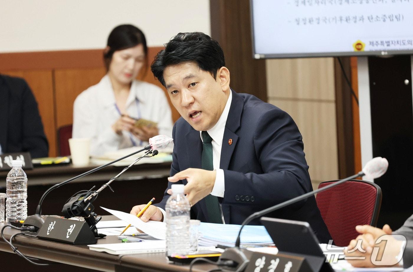 본문 이미지 - 한권 제주특별자치도의회 의원(제주시 일도1동·이도1동·건입동) 13일 제주시청에서 열린 제455회 제주도의회 임시회 미래경제산업위원회 행정사무감사에서 질의하고 있다.(제주시 제공, 재판매 및 DB 금지)