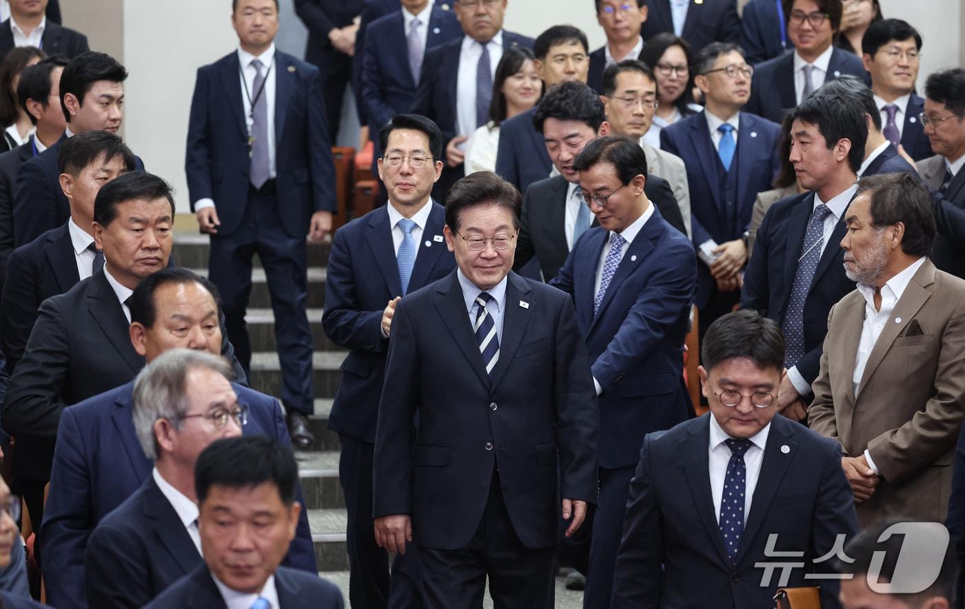본문 이미지 - 이재명 대통령이 13일 부산에서 열린 북극항로 시범운항 환영식에 입장하고 있다. 2026.10.13 ⓒ 뉴스1 허경 기자