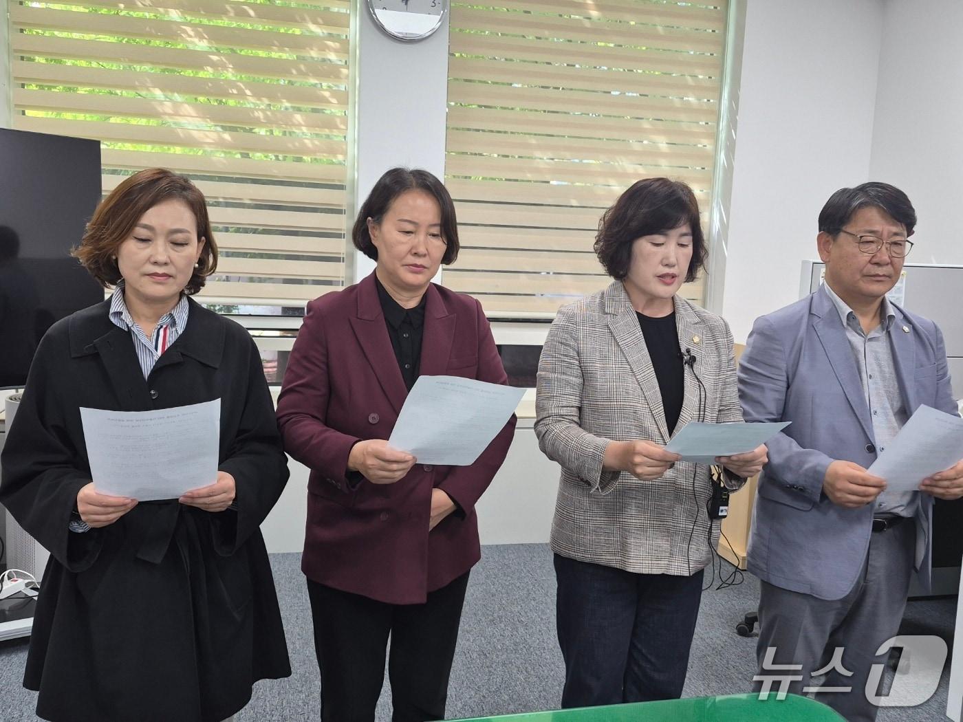 본문 이미지 - 대덕구의회 민주당 의원들이 기자회견을 하고 있다.ⓒ 뉴스1 박종명 기자