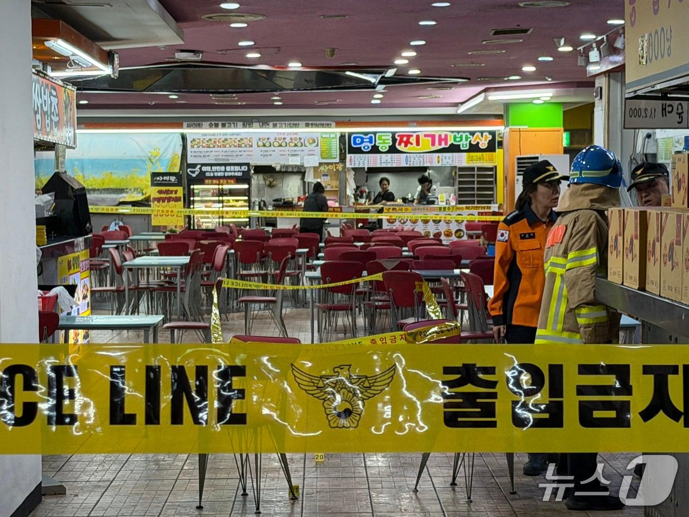 본문 이미지 - 13일 인천 남동구 홈플러스 푸드코트에서 흉기 난동 사건이 발생했다. 경찰과 소방당국에 따르면 A씨가 휘두른 흉기에 1명이 심정지 상태에 빠지는 등 마트 및 영화관 이용객 6~8명이 크고 작은 부상을 입은 것으로 파악됐다. 2026.10.13 ⓒ 뉴스1 박소영 기자