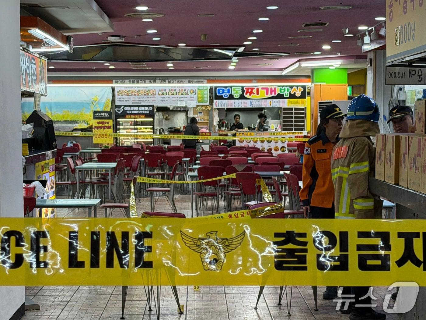 본문 이미지 - 13일 인천 남동구 홈플러스 푸드코트에서 흉기 난동 사건이 발생했다. 경찰과 소방당국에 따르면 A씨가 휘두른 흉기에 1명이 심정지 상태에 빠지는 등 마트 및 영화관 이용객 9명이 크고 작은 부상을 입은 것으로 파악됐다. 2026.10.13 ⓒ 뉴스1 박소영 기자