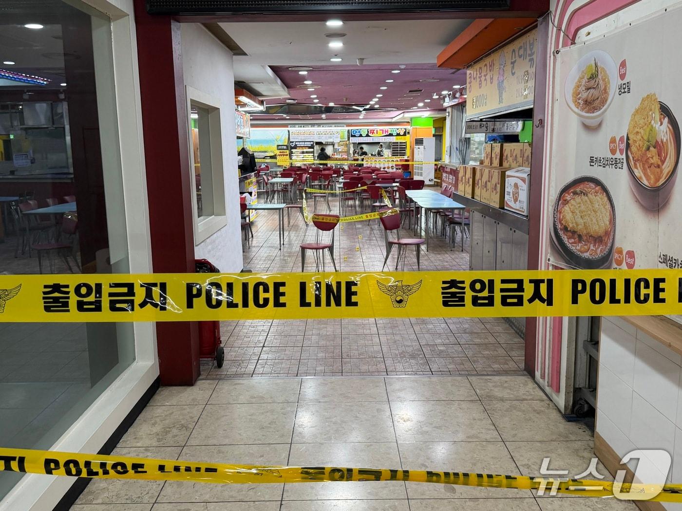 본문 이미지 - 13일 인천 남동구 홈플러스 푸드코트에서 흉기난동이 일어났다. 이 사건으로 약 8명이 부상을 입은 가운데 20대 여성 1명이 심정지로 추정됐다. ⓒ 뉴스1 박소영 기자