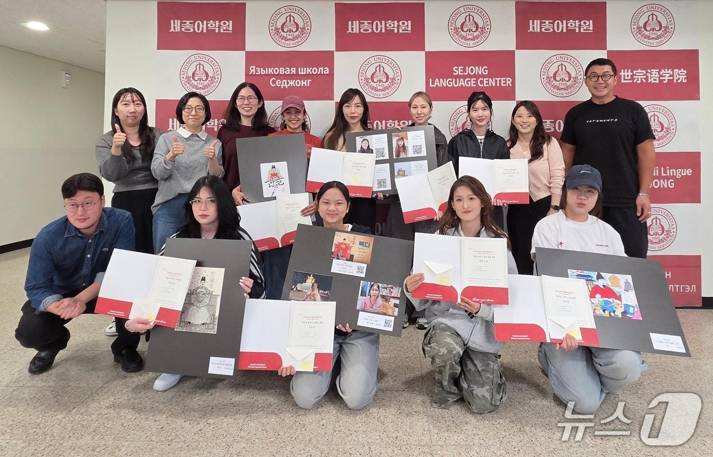 본문 이미지 - 세종대 세종어학원이 개최한 '한글날, 세종을 만나다' 공모전 수상자들과 관계자들이 기념촬영을 하고 있다(세종대 제공)