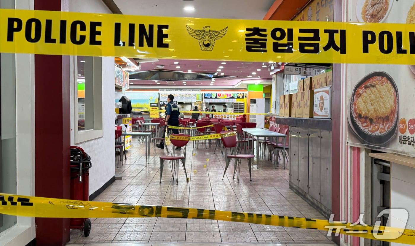 본문 이미지 - 13일 인천 남동구 홈플러스 푸드코트에서 흉기 난동 사건이 발생했다. 경찰과 소방당국에 따르면 A씨가 휘두른 흉기에 1명이 심정지 상태에 빠지는 등 마트 및 영화관 이용객 6~8명이 크고 작은 부상을 입은 것으로 파악됐다. 2026.10.13 ⓒ 뉴스1 박소영 기자