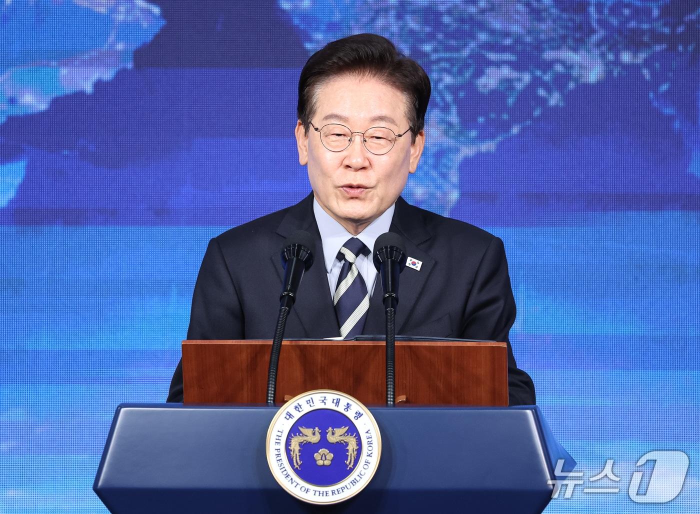 본문 이미지 - 이재명 대통령이 13일 부산에서 열린 북극항로 시범운항 환영식에서 발언하고 있다. 2026.10.13 ⓒ 뉴스1 허경 기자