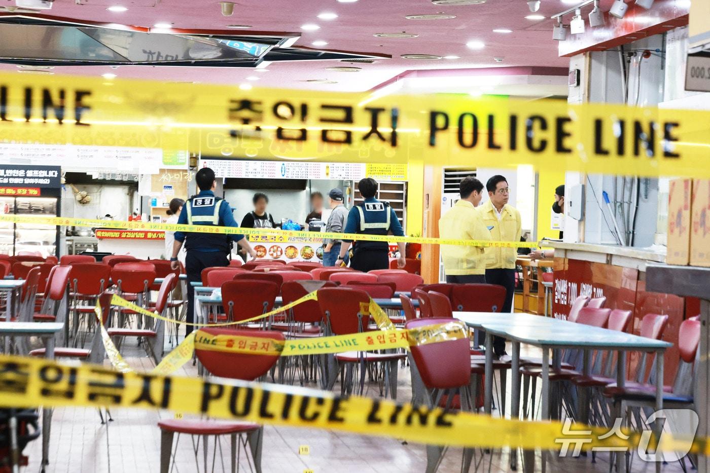 본문 이미지 - 13일 인천 남동구 홈플러스 푸드코트에서 흉기 난동 사건이 발생했다. 경찰과 소방당국에 따르면 A씨가 휘두른 흉기에 1명이 심정지 상태에 빠지는 등 마트 및 영화관 이용객 6~8명이 크고 작은 부상을 입은 것으로 파악됐다. 2026.10.13 ⓒ 뉴스1 이호윤 기자