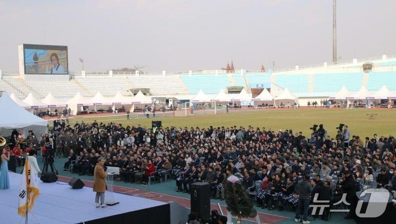 본문 이미지 - 지난해 11월 20~21일 부발읍 이천종합운동장에서 열린 '2025 이천 첨단방산드론 페스티벌' 때 모습.(이천시 제공)